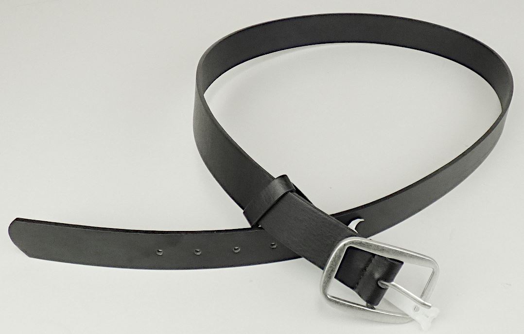 Gürtel aus rekonstituiertem Leder, Foto siehe Anlage,
- laut Untersuchungsergebnis bestehend aus:
- - einer ca. 0,74 mm dicken Außenlage aus mit geprägtem Zellkunststoff überzogenem, dichtem Gewebe
    aus Spinnstoff,
- - einer ca. 2,64 mm dicken Mittellage aus rekonstituiertem Leder,
- - einer ca. 0,32 mm dicken Innenlage aus mit geprägtem Zellkunststoff überzogenem Vliesstoff
    aus Spinnstoff,
- mit einer Gürtelschnalle aus unedlem Metall,
- mit gestanzten Löchern,
- mit einer Breite von ca. 3,3 cm; mit unterschiedlichen Längen,
- ohne Hinweise auf Handarbeit,
- das rekonstituierte Leder verleiht dem Gürtel im Hinblick auf den Umfang (Dicke der Lage) und
  seiner Bedeutung in Bezug auf die Verwendung (Zugfestigkeit) den wesentlichen Charakter.

"Bekleidungszubehör (Gürtel), aus rekonstituiertem Leder, nicht handgearbeitet"