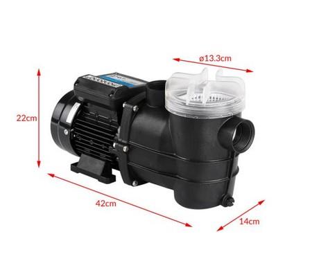Radialkreiselpumpe (Abbildung siehe Anlage),
- aus einem mittels Elektromotor axial angetriebenen Laufrad mit radialer Abströmungs-
  richtung, in einem spezifischen Pumpengehäuse mit Gehäusedeckel und Entleerungs-
  ventil, in Blockbauweise mit integriertem Vorfilter, einstufig und einströmig, 
- mit einer Nennweite des Austrittsstutzens von mehr als 15 mm,
- mit einer maximalen Leistungsaufnahme von 550 W und einer maximalen Wasser-
  durchflussmenge von 10980 l/h,
- ausschließlich zur Aufstellung außerhalb des Wassers bestimmt,
- zur Förderung von Wasser in Sandfilteranlagen - kennzeichnende Haupttätigkeit - 
  sowie zum Vorfiltern von Wasser,
- in einer gemeinsamen Verkaufsumschließung mit Beipack (Bedienungsanleitung).
Die Pumpe bestimmt den Charakter der Warenzusammenstellung.

"Flüssigkeitspumpe, andere Kreiselpumpe, keine Tauchmotorpumpe, kein Umlaufbeschleuniger,
 mit einer Nennweite des Austrittsstutzens von mehr als 15 mm, keine Kanalradpumpe und Seiten-
 kanalpumpe, (Kombination aus Filter und Radialkreiselpumpe -kennzeichnende Haupttätigkeit-,
 einstufig, einströmig, in Blockbauweise, nicht von den Codenummern 8413 7051 10 0 bis
 8413 7051 40 0 erfasst, in Warenzusammenstellung in Aufmachung für den Einzelverkauf
 mit nicht charakterbestimmendem Beipack)"