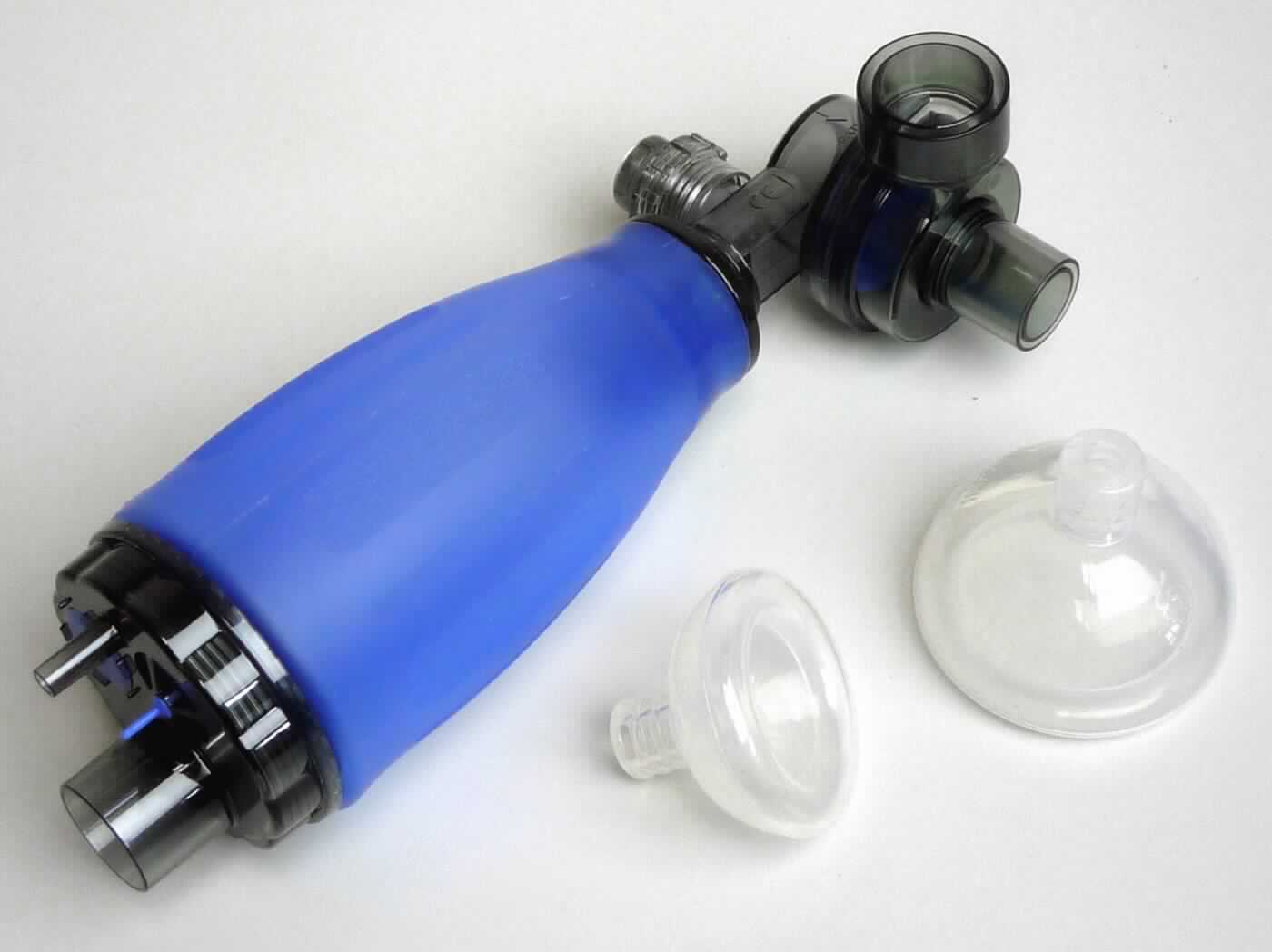 Sog. Beatmungsbeutel-Set, noch nicht zusammengesetzt, in unterschiedlichen Ausführungen für Säuglinge, Kinder bzw. Erwachsene, REF. 51.500.00.100, 51.500.00.200 und 51.500.00.300, jeweils im Wesentlichen bestehend aus einem blauen Blasebalg in Form eines Handbeatmungsbeutels aus Silikon, mit unterschiedlichem Volumen (280 ml, 550 ml bzw. 1600 ml), einseitig mit einem spezifischen Ventilsystem (sog. Patientenventil) aus Kunststoff, mit Überdruckventil (Pop-off, nur bei Ausführung für Säuglinge und Kinder) und einem integrierten PEEP-Ventil-Adapter, auf der anderen Seite mit einer Anschlussmöglichkeit für einen Sauerstoffbeutel (nicht Gegenstand dieser vZTA-Entscheidung, deshalb unvollständig) sowie zwei Beatmungsmasken aus Silikon (für Säuglinge Gr. 0 + 1, für Kinder Gr. 2 + 3 und für Erwachsene Gr. 4 + 5) in Form einer Mund und Nase dicht umschließenden Maske mit Randwulst und rundem Anschlussstutzen zum Anschluss an den Handbeatmungsbeutel.
Äußere Form: siehe Abbildung in der Anlage.
Die Ware dient der künstlichen Beatmung sowie der Herz-Lungen-Wiederbelebung von Patienten.
Sie kann sowohl dazu verwendet werden, einen Patienten mit Atemstillstand zu ventilieren als auch die Eigenatmung zu unterstützen und/oder zusätzlichen Sauerstoff zuzuführen.

Die Ware, welche mit einer Anleitung in einem Pappkarton verpackt ist, wird als "Beatmungsapparat zum Wiederbeleben" eingereiht.