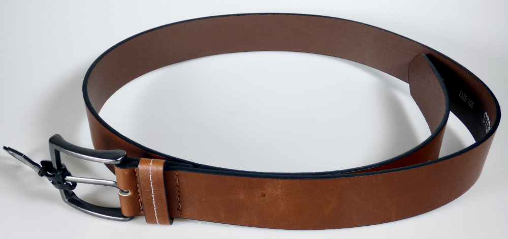 Gürtel aus rekonstituiertem Leder, Foto siehe Anlage,
- laut Untersuchungsergebnis bestehend aus:
- - einer ca. 0,5 mm dicken Außenlage aus mit geprägtem Zellkunststoff überzogenem, dichtem Gewebe
    aus Spinnstoff,
- - einer ca. 2,2 mm dicken Mittellage aus rekonstituiertem Leder,
- - einer ca. 0,6 mm dicken Innenlage aus mit geprägtem Zellkunststoff überzogenem Vliesstoff
    aus Spinnstoff,
- mit einer Gürtelschnalle aus unedlem Metall,
- mit gestanzten Löchern,
- mit einer Breite von ca. 3,8 cm; mit unterschiedlichen Längen,
- ohne Hinweise auf Handarbeit,
- das rekonstituierte Leder verleiht dem Gürtel im Hinblick auf den Umfang (Dicke der Lage) und 
  seiner Bedeutung in Bezug auf die Verwendung (Zugfestigkeit) den wesentlichen Charakter.

"Bekleidungszubehör (Gürtel), aus rekonstituiertem Leder, nicht handgearbeitet"
