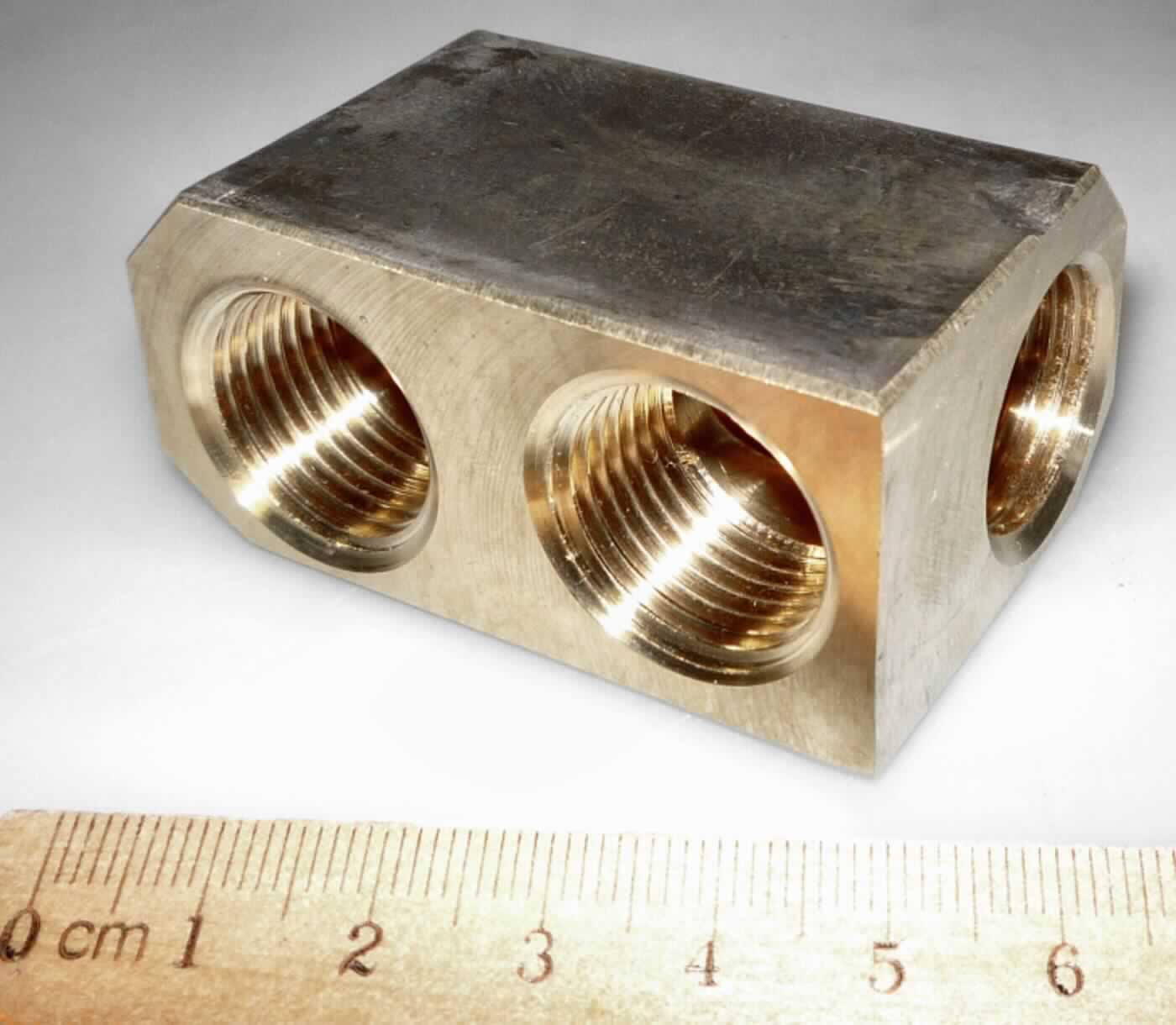 Fitting aus Messing

Bei der Ware handelt es sich um aus einer Kupfer-Zink-Legierung mit gewichtsmäßig vorherrschendem Kupfergehalt (Messing) gefertigte quaderförmige Erzeugnisse mit teilweise abgeschrägten Kanten, die an einer Längsseite über zwei Schrauböffnungen und an einer Kopfseite über eine Schrauböffnung (jeweils mit Innengewinde) verfügen. Die Öffnungen sind miteinander durch einen Hohlraum verbunden und dienen dem Anschluss von Schlauchanschlussstücken und anderen Armaturteilen eines Duschpaneels zwecks Wasserdurchführung. 

Derartige Waren sind als "andere Sanitär- oder Toilettenartikel, und Teile davon, aus Kupfer" in die Codenummer 7418 2000 90 0 des Zolltarifs einzureihen.