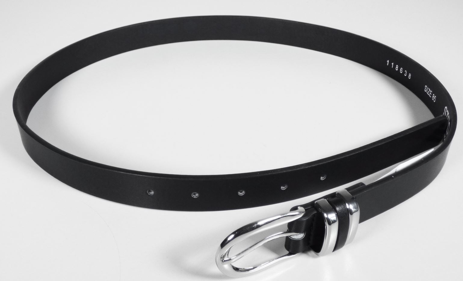 Gürtel aus rekonstituiertem Leder, Foto siehe Anlage,
- laut Untersuchungsergebnis bestehend aus:
- - einer ca. 1,25 mm dicken Außenlage aus mit geprägtem Zellkunststoff überzogenem, dichtem Gewirke
    aus Spinnstoff,
- - einer ca. 1,96 mm dicken Mittellage aus rekonstituiertem Leder,
- - einer ca. 0,29 mm dicken Innenlage aus mit geprägtem Zellkunststoff überzogenem Vliesstoff
    aus Spinnstoff,
- mit einer Gürtelschnalle und Verzierungen an der Gürtelschlaufe aus unedlem Metall,
- mit gestanzten Löchern,
- mit einer Breite von ca. 2,3 cm; mit unterschiedlichen Längen,
- ohne Hinweise auf Handarbeit,
- das rekonstituierte Leder verleiht dem Gürtel im Hinblick auf den Umfang (Dicke der Lage) und
  seiner Bedeutung in Bezug auf die Verwendung (Zugfestigkeit) den wesentlichen Charakter.

"Bekleidungszubehör (Gürtel), aus rekonstituiertem Leder, nicht handgearbeitet"