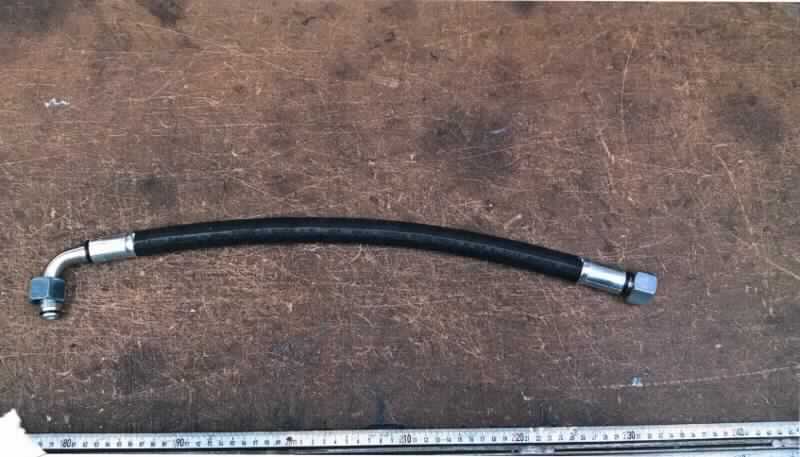 Angaben des Antragstellers: 
Schmierleitung,
- aus einem Hochdruckschlauch aus gewebeverstärkten Kunststoffen (Polyurethan und Polyamid) mit Verbindungsstücken aus Metall,
- für einen Druck bis 840 bar,
- zur Verwendung im Zentralschmiersystem verschiedener Kräne (z. B. Hafenmobil-, Schiffs- und Offshorekräne).

Ein Warenmuster wurde nicht vorgelegt.

Befund:
Es handelt sich um einen gewebeverstärkten, biegsamen Schlauch aus Kunststoffen im Sinne der Unterposition (KN) 3917 3100.