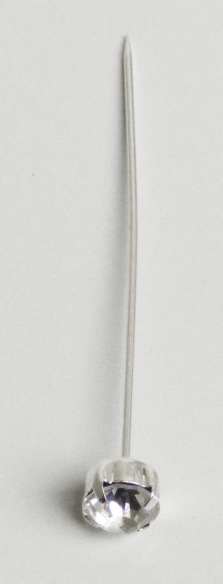 Es handelt sich um Stecknadeln in verschiedenen Abmessungen, aus Stahl, mit zugespitztem Schaft an der einen Seite und einem eingefassten, diamantförmigen Kopf aus Kunststoff an der anderen Seite. 
Die Erzeugnisse sind in Kunststoffbeuteln verpackt und werden z. B. bei Floristikarbeiten verwendet.
- Antragstellerangaben -

Abbildung siehe Anlage.

Derartige Waren gehören als "Stecknadeln aus Stahl" zum TARIC-Code 7319 4000 00.