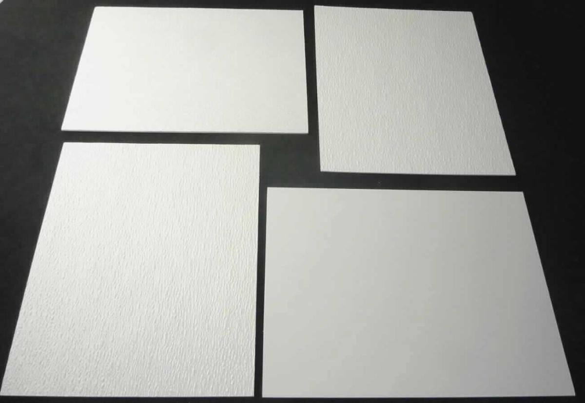 Angaben des Antragstellers: 
Wand- und Deckensysteme aus glasfaserverstärktem Kunststoff
Einseitig strukturierte Platten oder Rollen aus einem Alkydharz, welches mit Glasfasern verstärkt ist. Die Platten oder Rollen sind mit einer dünnen Polyesterfolie beschichtet.

Feststellungen an einem Warenmuster:
Es wurden weiße, auch einseitig strukturierte, starre Platten aus mit Glasfasern verstärktem Kunststoff vorgelegt. Die Platten sind auf einer Seite mit einer dünnen Beschichtung versehen. Die Platten sind nicht weiter bearbeitet.

Befund:
Es handelt sich um glasfaserverstärkte Platten aus Kunststoff der Unterposition (KN) 3921 9010.