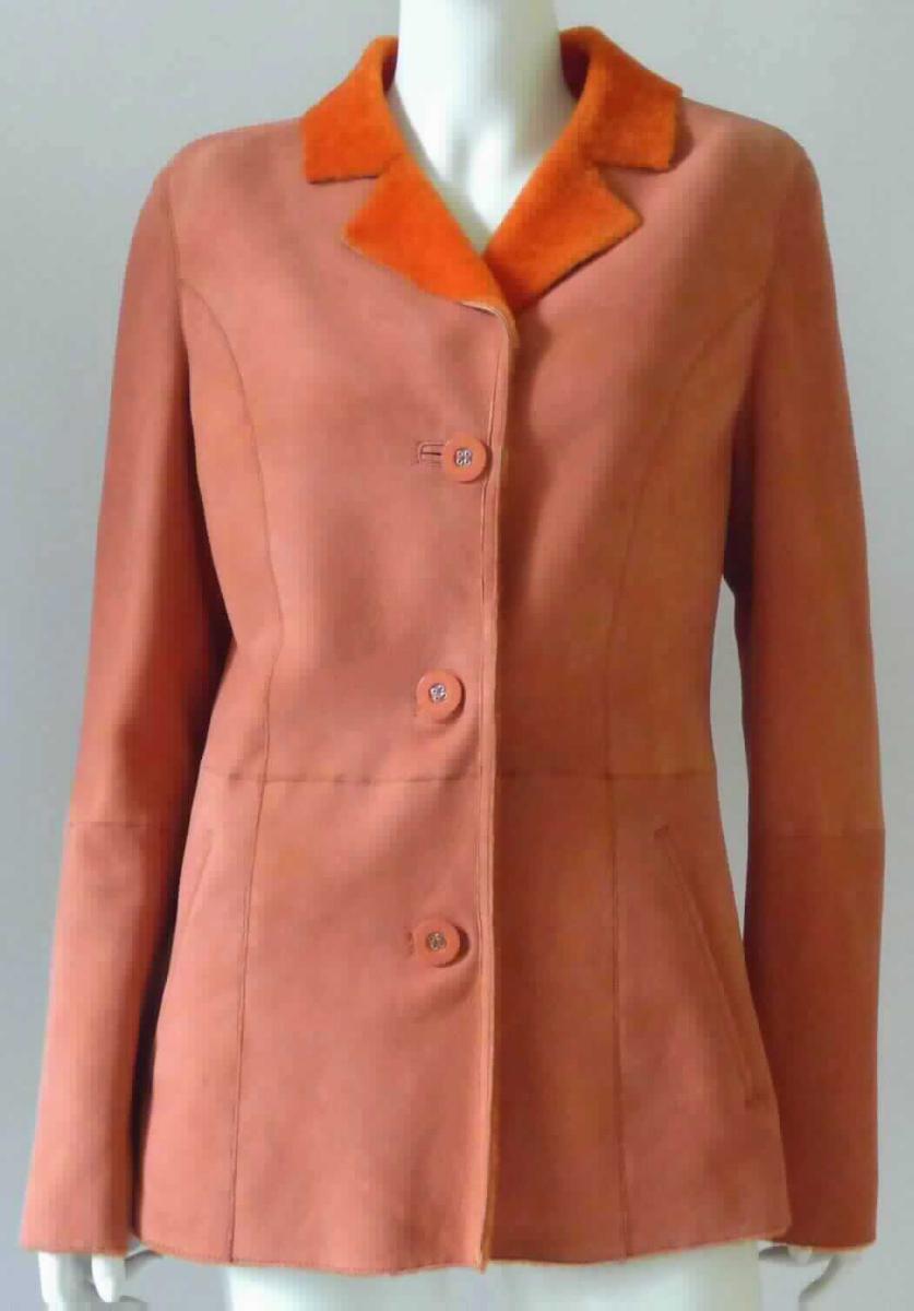 Kleidung aus Pelzfellen, sog. Lammfelljacke, Abbildung siehe Anlage,
- aus gewachsenen, mit dem Haarkleid gegerbten Fellstücken von Lämmern (lt. Antrag) zusammengenäht, 
- die Fellseite bildet das Innere und die Lederseite das Äußere der Jacke,
- mit einer Rückenlänge von ca. 75 cm,
- mit einem Reverskragen,
- mit einer durchgehenden Öffnung mit drei Knöpfen als Verschluss, 
- mit langen Ärmeln,
- in einer einfachen Kleiderhülle mit Bügel aufgemacht.

"Kleidung (Jacke), aus Pelzfellen von Lämmern"