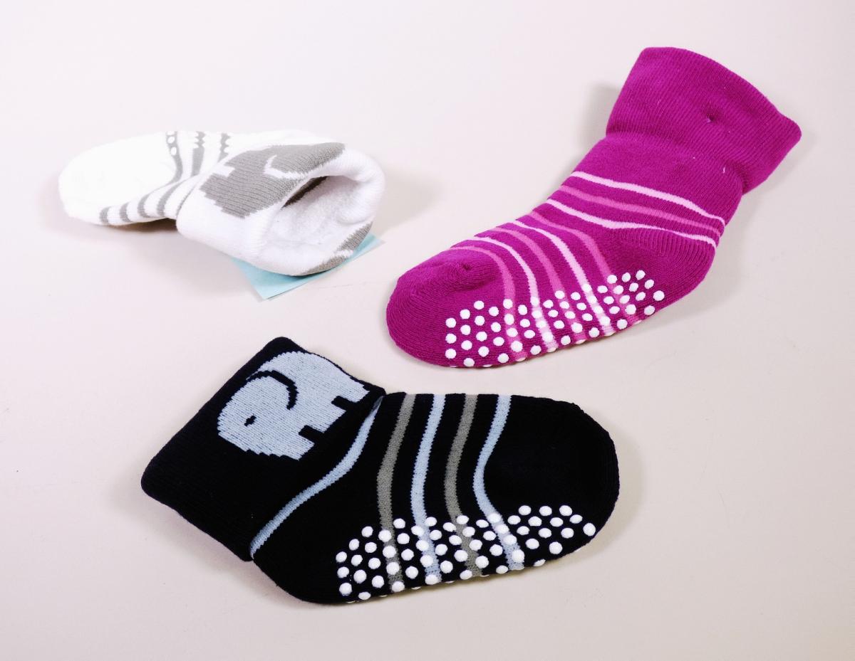 Socken, sog. Elefanten Söckchen, in den Größen 15-18, 19-22 und 23-26, Foto siehe Anlage,
- laut Antrag als 2er Pack an einer Pappkarte aufgebracht,
- aus ca. 2,3 mm dicken, buntgewirkten Gewirken aus laut Antrag 80 % Baumwolle, 15 % Polyester,
  4 % Elasthan (beides synthetische Chemiefasern) und 1 % Silikon,
- schlauchförmig abgepasst gewirkt (somit konfektioniert), mit ausgearbeiteter Ferse,
- den Knöchel bedeckend,
- mit einem Fußmaß (gemessen von der Spitze bis zum Fersenscheitelpunkt) von ca. 10 cm (Gr. 15-18),
  bzw. 11 cm (Gr. 19-22) bzw. 12 cm (Gr. 23-26),
- zur Erhöhung der Rutschfestigkeit auf der Lauffläche mit Noppen aus Kunststoff (laut Antrag Silikon)
  versehen, die keine angebrachte Laufsohle darstellen,
- am oberen Rand umgeschlagen,
- ist für Kleinkinder mit einer Körpergröße von bis zu 86 cm bestimmt.

"Bekleidungszubehör (Socken), aus Gewirken, für Kleinkinder, aus Baumwolle"