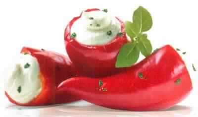 Minipaprika mit Frischkäsefüllung, tiefgefroren

Antragsangaben (als zutreffend unterstellt): Sweet Chili Peppers gefüllt mit Frischkäse, gefroren. Zutaten: 55 % Paprika, 43 % Frischkäse, Rapsöl, Stärke, Zucker, Salz, Laktase, Säureregulator: Essigsäure; Säuerungsmittel: Citronensäure, Festigungsmittel: Calciumchlorid. 

Beschaffenheit des vorgelegten Warenmusters: gefrorene, rote kleine Paprika (ca. 5 - 5,5 cm Länge) ohne Stiel, gefüllt mit einer augenscheinlich aus Frischkäse bestehenden Masse. Geschmack: Paprika: süßlich, leicht säuerlich, nach eingelegter Paprika mit brennendem Geschmack, Füllung: cremig. Aufmachung: Original-Kunststoffbeutel mit einem Nettoinhalt von 1000 g.

Gehalt an freier flüchtiger Säure i. S. der ZAnm 1 zu Kap 20: weniger als 0,5 GHT  

Anderes Gemüse, anders als mit Essig oder Essigsäure zubereitet oder haltbar gemacht, gefroren, ausgenommen Erzeugnisse der Position 2006, anderes als in den UPos 2004 1010 bis 2004 9091 der KN genannt, anderes.