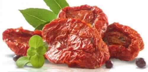 Eingelegte, getrocknete Tomaten, mit Essig zubereitet.

Antragsangaben (als zutreffend unterstellt): Marinierte, getrocknete Tomaten, gefroren. Zutaten: 98 % Tomaten, Rapsöl, Speisesalz, Kräuter, Wasser, Zucker, Säureregulator: Essigsäure; Säuerungsmittel: Citronensäure; Festigungsmittel: Calciumchlorid. 

Beschaffenheit des vorgelegten Warenmusters: rote, halbierte, weiche Tomaten (ca. 4,5 - 5,5 cm Durchmesser) mit Haut und anhaftenden grünen Kräutern. Geschmack: etwas säuerlich, leicht ölig, leicht süßlich, leicht salzig, arttypisch nach getrockneten Tomaten, nach Kräutern. Aufmachung: Original-Kunststoffbeutel mit einem Nettoinhalt von 750 g.

Gehalt an freier flüchtiger Säure i. S. der ZAnm 1 zu Kap 20: mehr als 0,5 GHT 
Zusatz von Zucker (gemäß Zutatenliste): enthalten.

Gemüse, Früchte, Nüsse und andere genießbare Pflanzenteile, mit Essig oder Essigsäure zubereitet oder haltbar gemacht, andere als in den Unterpositionen 2001 1000 bis 2001 9092 der Kombinierten Nomenklatur genannt, andere, mit Zusatz von Zucker.