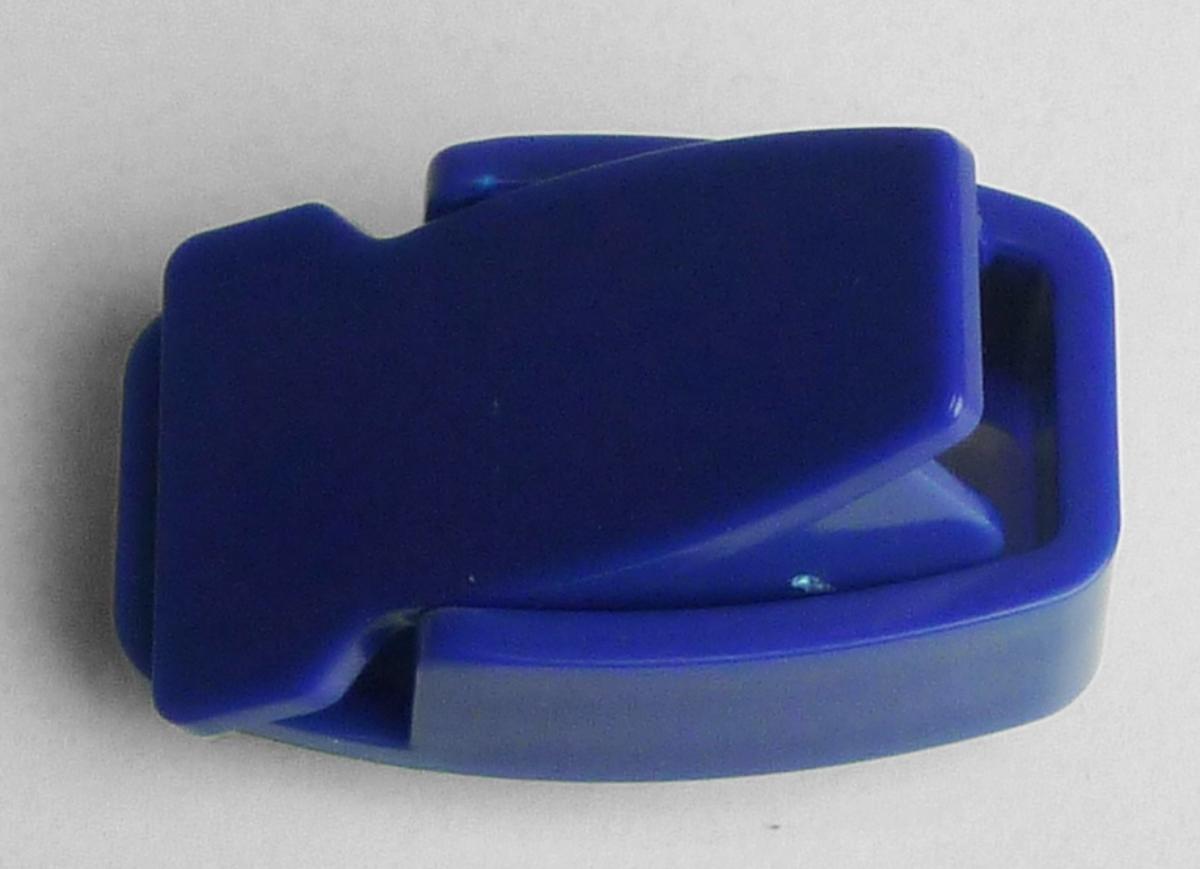 Es handelt sich um einen Verschlussdeckel (Artikel Nr.: 950083 Insert (Cover) Tin Rema Zippo) aus einem blauen Kunststoff im Sinne der Anmerkung 1 zu Kapitel 39 mit einer klappbaren Verschlussöffnung auf der Oberseite. Die Ware (ca. 4 x 2,2 x 1,7 cm) soll zum Verschließen einer Metalldose für zuckerfreie Komprimate dienen.

Derartige Erzeugnisse werden zolltariflich als "Deckel, Kapseln und andere Verschlüsse aus Kunststoffen, andere als Verschluss- oder Flaschenkapseln" eingereiht.