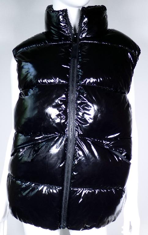 Wattierte Weste, sog. Weste für Frauen, Style 10741705249, Größe M, Foto siehe Anlage,
- zweilagig gearbeitet; mit einer Außenlage aus ca. 0,2 mm dicken, einfarbigen, auf der Außenseite mit
  Kunststoff (kein Zellkunststoff) überzogenen Geweben der Position 5903 aus laut Antrag 100 % Nylon
  (synthetische Chemiefasern) und einer Innenlage aus Wattierungsstoff; augenscheinlich nachdem
  Zuschneiden durch Steppen abgeteilt und miteinander verbunden (keine Meterware der Position 5811),
- durchgehend gefüttert,
- über die Taille reichend (Rückenlänge: ca. 67 cm),
- mit einem Stehkragen,
- vorn mit einer durchgehenden Öffnung mit einem bis zum Kragenrand reichenden Reißverschluss,
  ohne Überlappung,
- ohne Hinweis auf den Trägerkreis (unisex),
- ärmellos,
- unterhalb der Taille mit zwei eingesetzten Taschen mit Reißverschluss,
- hinten mit einem aufgestickten Schriftzug verziert,
- am unteren Rand und an den Armausschnitten gesäumt und innenseitig mit eingearbeiteten,
  elastischen Fäden gesmokt.

"Kleidung (Windjackenähnliche Ware; wattierte Weste) aus Erzeugnissen der Position 5903, aus Geweben, für Frauen"