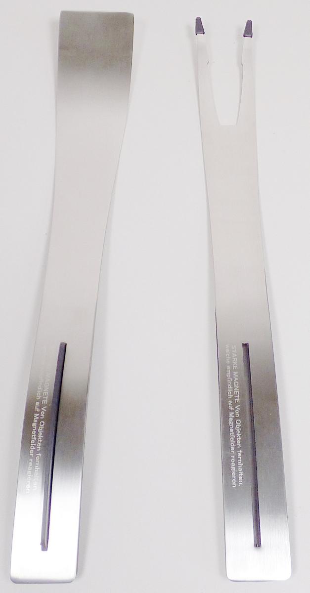 "Grillbesteck 2er Set magnetisch";

2-tlg. Zusammenstellung, bestehend aus

- einer aus verschiedenen Bestandteilen zusammengesetzter Ware, bestehend aus

- - einem Wender aus nicht rostendem Stahl (Edelstahl 304), wellenförmig geschwungen, nach vorne
     kontinuierlich breiter werdend und am Ende mit einem spezifisch geformten Kunststoffgriff aus-
     gestattet

- - zwei im Kunststoffgriff angebrachten Magneten

- - Abmessungen Wender 40 x 5,7 x 2,5 cm

- - Im Hinblick auf das Gewicht, die Bedeutung für die Verwendung und den Umfang bestimmt der Wen-
    der den Charakter der aus verschiedenen Bestandteilen zusammengesetzten Ware

- einer aus verschiedenen Bestandteilen zusammengesetzten Ware, bestehend aus

- - einer Gabel mit zwei Zinken aus nicht rostendem Stahl (Edelstahl 304), wellenförmig geschwungen,
    nach vorne kontinuierlich breiter werdend und am Ende mit einem spezifisch geformten Kunststoffgriff
    ausgestattet

- - je einer Gummikappe auf die spitz zulaufenden Zinken aufgesteckt; dienen zum Schutz gegen Ver-
     letzungen

- - zwei im Kunststoffgriff angebrachten Magneten

- - Abmessungen Gabel 40 x 4,3 x 2,5 cm

- - Im Hinblick auf das Gewicht, die Bedeutung für die Verwendung und den Umfang bestimmt die Gabel
     den Charakter der aus verschiedenen Bestandteilen zusammengesetzten Ware

- mittels der magnetischen Griffenden lassen sich Wender und Gabel zu einer Grillzange im Griffbereich
  aneinanderheften und durch die Wellenform gelenkartig öffnen und schließen; die Magnete ziehen die
  Grillzange nach der Betätigung in die geöffnete Stellung zurück

- die spezifisch geformten Kunststoffgriffe sind mit einer Feder-Nut-Führung versehen, welche beim
  Öffnen und Schließen der Grillzange den Wender und die Gabel parallel zueinander ausrichten

- dient zum Wenden oder Aufnehmen von Grillgut

- in einem bedruckten Pappkarton verpackt

Abbildung siehe Anlage

Derartige Erzeugnisse gehören als "Zusammenstellungen von Gabeln und den Tortenhebern ähnlichen
Waren, andere als in den Codenummern 8215 1020 00 0 bis 8215 1080 00 0 genannte, mit arbeitendem
Teil aus nicht rostendem Stahl" zur Codenummer 8215 2010 00 0 des Zolltarifs.