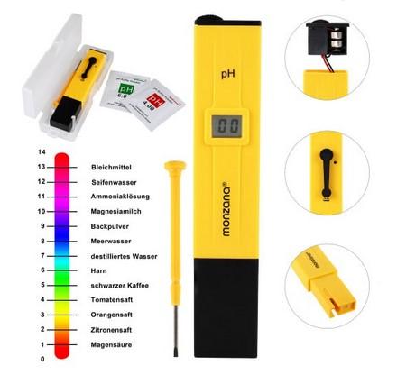 PH-Wassertester in Form einer Warenzusammenstellung in Aufmachung für den Einzelverkauf aus einem in Bezug auf die Verwendung charakterbestimmenden ph-Messgerät, einem Schraubendreher, einer Primärbatterie und einer Bedienungsanleitung in einer speziell hergerichteten und zum dauerhaften Gebrauch bestimmten Aufbewahrungsbox aus Kunststoff. Das Messgerät besteht im Wesentlichen aus einem Gehäuse (150 x 16 x 30 mm) mit einem LC-Display, einem Batteriefach, einer Halterung, einer Messelektrode mit Abdeckkappe sowie Verarbeitungselektronik (siehe Abbildung in der Anlage). Das Gerät dient der Messung des pH-Wertes in einem Bereich von 0 bis 14,0 pH.
Die Ware wird als "Gerät für physikalische oder chemische Untersuchungen, nicht von den Unterpositionen (KN) 9027 1010 bis 9027 8910  erfasst, als pH-Messer, rH-Messer und andere Geräte zum Messen der Leitfähigkeit" eingereiht.