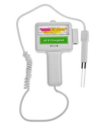 Wassertestgerät, im Wesentlichen bestehend aus einem Kunststoffgehäuse mit einem Handgriff, einem Batteriefach, einer analogen Anzeige mit einem mehrfarbigen Zifferblatt und Zeiger, einem Bedienelement sowie einer abgesetzten Messelektrode mit einem 110 cm langen Kabel (siehe Abbildung in der Anlage). Das Gerät dient der Messung des pH-Wertes und der Chlorgehaltmessung. Die Skalen decken den Messbereich von 0,2 bis 3,5 ppm (Chlor) bzw. 5,5 bis 9,0 (pH-Wert) ab.
Die Bestimmung der Messwerte erfolgt durch die Prüfung der Leitfähigkeit aufgrund der Menge der im Wasser gelösten Stoffe.
Die Ware wird als "Gerät für physikalische oder chemische Untersuchungen, nicht von den Unterpositionen (KN) 9027 1010 bis 9027 8910  erfasst, als pH-Messer, rH-Messer und andere Geräte zum Messen der Leitfähigkeit" eingereiht.