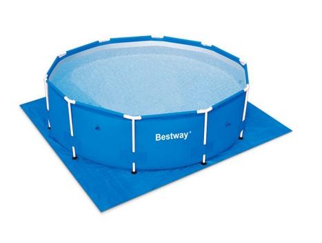 Gewebe, sog. Unterlegplane, Foto siehe Anlage,
- verpackt in einem buntbedruckten Pappkarton,
- als Meterware; laut Antrag in den Abmessungen von 335 cm x 335 cm,
- in Form eines ca. 0,2 mm dicken, quadratischen Zuschnitts aus einem buntgewebten Gewebe aus
  Streifen aus synthetischer Spinnmasse (laut Antrag: Polypropylen), mit einer augenscheinlichen
  Streifenbreite von weniger als 5 mm; damit keine Ware der Position 3926,
- an den Rändern lediglich vor dem Ausriefeln gesichert (keine Heißversiegelung; somit nicht
  konfektioniert),
- soll laut Antrag u. a. als Unterlegplane von Pools oder Zelten dienen.

"Gewebe aus Erzeugnissen der Position 5404, aus Streifen aus Polypropylen, mit einer Breite von 3 m
 oder mehr"