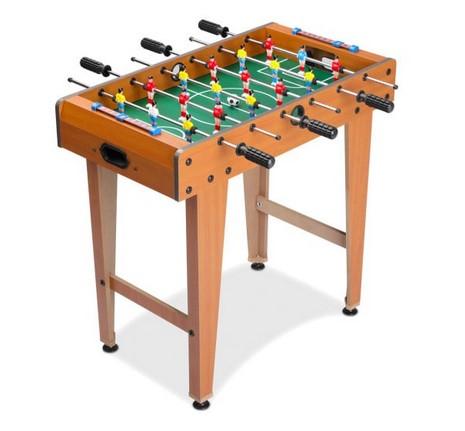 Bei dem durch Abbildungen und Beschreibungen veranschaulichten Erzeugnis handelt es sich um ein Gesellschaftsspiel in Form eines Tischkickers,
- aus beschichteten MDF-Platten, Kunststoff und unedlem Metall gefertigt,
- in den Abmessungen von 62 x 37 x 69 cm (H x T x B; lt. Antragsangaben),
- in der Form eines Tisches mit vier Beinen, der über ein eingelassenes Kicker-Spielfeld verfügt,
- mit sechs drehbaren Stangen,
- - in regelmäßigen Abständen entlang der Längsseite angebracht,
- - mit jeweils drei Kicker-Spielfiguren eines Teams versehen,
- - jeweils an einem Ende mit einem Griff ausgestattet,
- an den Schmalseiten mit einer eingelassenen Toröffnung sowie einem manuellen
  Punktezähler,
- in der Mitte der Längsseiten mit je einer Balleinwurföffnung versehen,
- mit zwei Tischkicker-Bällen,
- noch nicht zusammengesetzt gemeinsam mit einer Montageanleitung, Montagematerial
  (Schrauben) und einem Inbusschlüssel als Warenzusammenstellung in einem Pappkarton 
  für den Einzelverkauf aufgemacht (lt. zusätzlichen Angaben).

In einem Tischfußball-Spiel treten zwei Spieler gegeneinander an. Die Spieler entscheiden sich für ein Team (rotes Team, gelbes Team) und stellen sich auf die entsprechende Seite des Tischkickers. Ziel des Spiels ist es, am meisten Tore zu schießen. Die Spieler werfen einen Ball über die dafür vorgesehene Öffnung ein und versuchen, den Ball mit den eigenen Spielfiguren in das gegnerische Tor zu schießen. Wer zuerst eine festgelegte Anzahl an Toren erzielt, gewinnt das Spiel.

Im Hinblick auf den Umfang und die Bedeutung für die Verwendung bestimmt der Tischkicker den Charakter der Warenzusammenstellung.

Derartige Erzeugnisse werden zolltarifrechtlich als "anderes als in den Unterpositionen (KN) 9504 2000 bis 9504 9010 genanntes Gesellschaftsspiel" eingereiht.