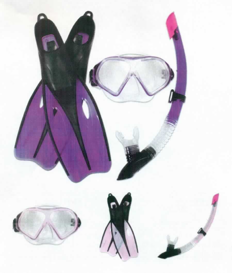 Bei der als "Tauchset "Dream Diver4"" bezeichneten Ware handelt es sich um Ausrüstungsgegenstände für den Wassersport in unterschiedlichen Größen
- einer Tauchermaske
-- mit einer wasserdichten Einfassung aus Kunststoff, die teilweise die Stirn und
   vollständig die Nase umschließt und mit einem klarsichtigen Sichtfenster versehen ist,
-- mit einem verstellbaren Band zur Befestigung am Hinterkopf,
-- keine Unterwasserbrille (Schwimmbrille) im Sinne der Position 9004, da die Maske nicht nur Augen, sondern
   auch weitere Teile des Gesichts bedeckt
- einem Paar Schwimmflossen 
-- aus augenscheinlich Kunststoff, 
-- in der Art eines zehenfreien Schlupfschuhs zur Befestigung am Fuß,
-- am hinteren Ende mit einer Lasche versehen,
- einem Schnorchel
-- aus einem Kunststoffrohr gearbeitet, 
-- mit einem weichen Mundstück,
-- hinter dem Mundstück ist der Schnorchel biegsam und mit Rillen versehen,
-- mit einer Kunststofflasche zur Befestigung an der Tauchermaske,
-- am oberen Ende mit einem pinkfarbenen Aufsatz versehen.
Die Waren sind gemeinsam in einer Tragetasche für den Einzelverkauf aufgemacht. 

Derartige Erzeugnisse werden zolltariflich als "Ausrüstungsgegenstände für andere Sportarten, im Kapitel 95 anderweit weder genannt noch inbegriffen, für den Wassersport" eingereiht.
