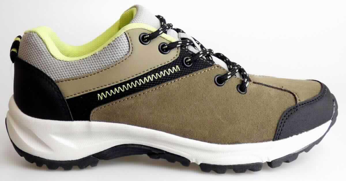 Halbschuhe (laut Antrag Damen Wanderschuhe, Größe 37), Foto siehe Anlage, 
- mit Laufsohlen aus Kunststoff/Kautschuk; ohne Hauptsohle aus Holz, 
- mit Oberteil (geschlossenes Blatt) aus Leder (den größten Teil der Außenfläche bildend), Kunststoff (Spinnstoff 
  mit einer mit bloßem Auge wahrnehmbaren Außenschicht aus Kunststoff) und Spinnstoff, 
- auf das Oberteil sind Verstärkungsteile aus Spinnstoff aufgesetzt, 
- mit Schnürsenkelverschluss, 
- ohne Metallschutz in der Vorderkappe, 
- nicht den Knöchel bedeckend, 
- mit einer Länge der Innensohle von ca. 24,6 cm, 
- nicht als Männer- oder Frauenschuhe erkennbar.

"Schuhe mit Laufsohlen aus Kunststoff/Kautschuk und Oberteil aus Leder, andere als in den Unterpositionen 
 6403 1200 bis 6403 9991 genannte, nicht als Männer- oder Frauenschuhe erkennbar"