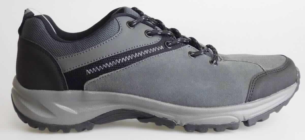 Halbschuhe (laut Antrag Herren Wanderschuhe, Größe 42), Foto siehe Anlage, 
- mit Laufsohlen aus Kunststoff/Kautschuk; ohne Hauptsohle aus Holz, 
- mit Oberteil (geschlossenes Blatt) aus Leder (den größten Teil der Außenfläche bildend), Kunststoff (Spinnstoff 
  mit einer mit bloßem Auge wahrnehmbaren Außenschicht aus Kunststoff) und Spinnstoff, 
- auf das Oberteil sind Verstärkungsteile aus Spinnstoff aufgesetzt, 
- mit Schnürsenkelverschluss, 
- ohne Metallschutz in der Vorderkappe, 
- nicht den Knöchel bedeckend, 
- mit einer Länge der Innensohle von ca. 27,7 cm, 
- nicht als Männer- oder Frauenschuhe erkennbar.

"Schuhe mit Laufsohlen aus Kunststoff/Kautschuk und Oberteil aus Leder, andere als in den Unterpositionen 
 6403 1200 bis 6403 9991 genannte, nicht als Männer- oder Frauenschuhe erkennbar"
