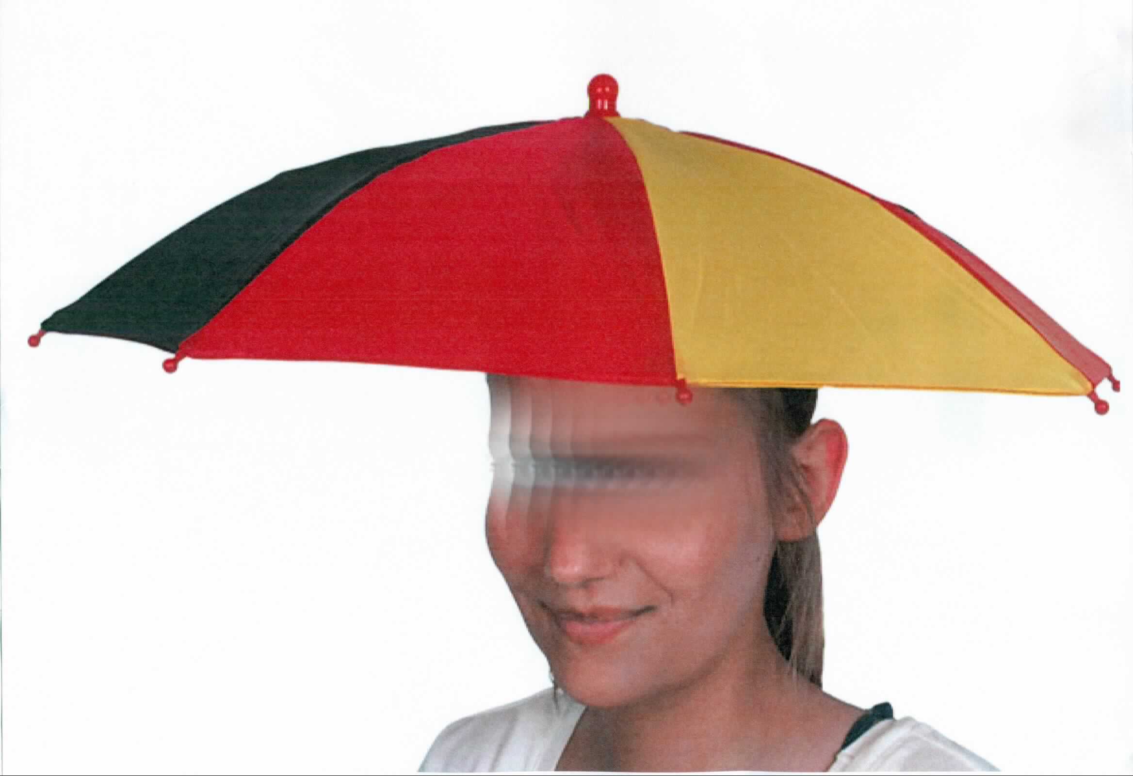 Sonnenschirm, sog. Kopfschirm Art.-Nr. 44049, Abbildung siehe Anlage, 
- zum Schutz gegen die Sonne, 
- Schirm mit einem Durchmesser (aufgespannt) von ca. 51 cm, 
- mit einem Bezug aus Geweben aus Spinnstoffen, dessen Segmente aus Zuschnitten in den Farben der deutschen 
  Flagge zusammengenäht sind (schwarz-rot-gold), 
- mit einem Gestell und Schienen aus unedlen Metallen, 
- anstelle eines Schirmstocks mit einer Befestigungsvorrichtung zum Anbringen am Kopf, bestehend aus vier am 
  Gestell befestigten Streben aus Kunststoff an deren unteren Enden ein rund zusammengenähtes, elastisches 
  Band aus Spinnstoffen befestigt ist, 
- u. a. zum Tragen auf dem Kopf bei Sportveranstaltungen, 
- keine Kopfbedeckung im Sinne der Position 6505, da die Ware nicht direkt den Kopf bedeckt und damit nicht der 
  Kopfform angepasst ist,
- aufgrund der Gesamtbeschaffenheit und der wirksamen Sonnenschutzfunktion liegt keine Ware des Kapitels 95 
  vor,
- verpackt in einem Kunststoffblister mit buntbedruckter Pappeinlage.

"Sonnenschirm, kein Gartenschirm, ohne Teleskopauszug, mit einem Bezug aus Geweben aus Spinnstoffen"