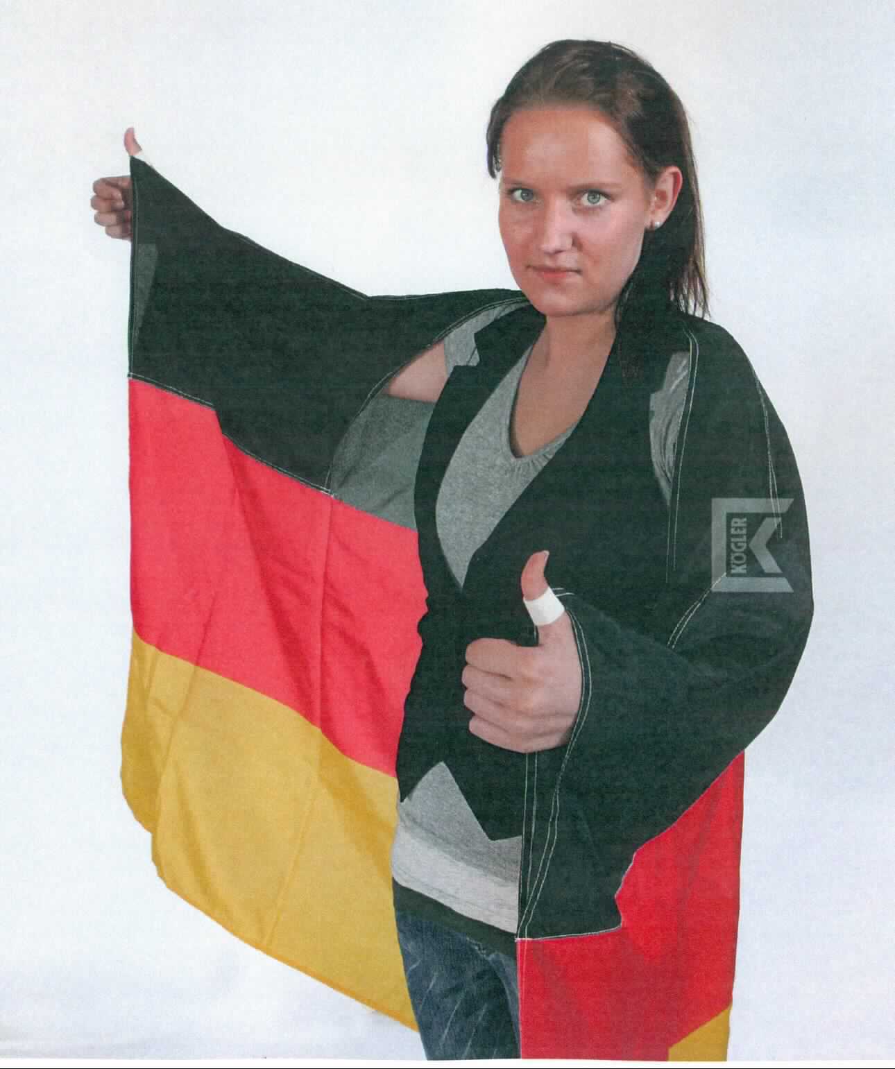 Andere Kleidung, sog. Fan-Kostüm, Art. 43825, in Erwachsenengröße, Foto siehe Anlage,
- in einer Polyhülle mit Pappeinleger verpackt,
- aus ca. 0,1 mm dicken, buntbedruckten (schwarz-rot-gelb) Geweben aus laut Antrag Polyester (synthetische 
  Chemiefasern), 
- rechteckig, laut Antrag in den Abmessungen: 89 cm x 150 cm, 
- im oberen (schwarzen) Bereich mit aufgenähten Zuschnitten aus den o. g. Geweben in der Art von Ärmeln,
- in getragenem Zustand nur die Schultern, die Arme, den Rücken und das Gesäß bedeckend (Rückenlänge 
  in getragenem Zustand: ca. 91 cm), 
- ohne Vorderteil, u. a. daher kein den Umhängen ähnliches Kleidungsstück der Position 6202,
- ohne Hinweise auf den Trägerkreis (unisex),
- an den Rändern durch Umschlagen und Festnähen gesäumt,
- kennzeichnet sich u. a. aufgrund der Ausstattung ("Ärmel") nicht als Ware (Flagge) der Position 6307,
- stellt sich nicht als individuelles Einzelstück dar, das die Kleidung ergänzt, damit kein Bekleidungszubehör
  der Position 6217.


"Kleidung, andere als in den Positionen 6201 bis 6210 und in den Unterpositionen 6211 11 bis 6211 20 
 genannte, aus Geweben, für Frauen, aus Chemiefasern, andere als in den Unterpositionen 6211 4310 bis 
 6211 4342 genannte"