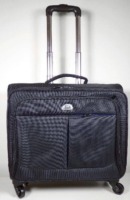 Den Aktenkoffern ähnliches Behältnis, sog. Trolley / Rollkoffer, Foto siehe Anlage,
- mit einer Außenseite aus Spinnstoffen,
- an zwei unteren Ecken mit einem Kantenschutz aus Kunststoff versehen,
- mit einem Handtragegriff,
- mit einem ausziehbaren Teleskopgriff zum Ziehen des Koffers auf vier Rollen (Trolleyfunktion),
- an der Rückseite mit einem ausziehbaren Namens-/Adressschild,
- mit einem aufgesetzten Vorfach mit Reißverschluss,
- - gefüttert; innen mit einem Einsteckfach mit einer Lasche mit Klettverschluss, einem Fach mit Über-
    schlaglasche mit Klettverschluss, drei Stiftlaschen, vier Einsteckfächern im Bankkartenformat sowie
    mit einem an einem Band befestigten Schlüsselring aus unedlem Metall ausgestattet,
- - mit einem darauf eingesetzten Fach mit Reißverschluss,
- mit einem vor dem Hauptfach befindlichen Aktenfach mit einem an drei Seiten umlaufenden
  Reißverschluss, das innen durch zwei Trennstege zur Aufnahme von Akten unterteilt ist,
- das Hauptfach ist mit einem an drei Seiten umlaufenden Reißverschluss zu öffnen,
- - gefüttert; innen mit einem Einsteckfach mit Klettverschlusslasche, einem herausnehmbaren,
    gepolsterten Laptopfach und mit zwei Kreuzpackgurten im Bodenteil ausgestattet,
- mit den Abmessungen: ca. 47 cm (Breite) x 47 cm (Höhe) x 21 cm (Tiefe),
- ohne Hinweise auf Handarbeit.

"Den Aktenkoffern ähnliches Behältnis, mit Außenseite aus Spinnstoffen, nicht handgearbeitet"