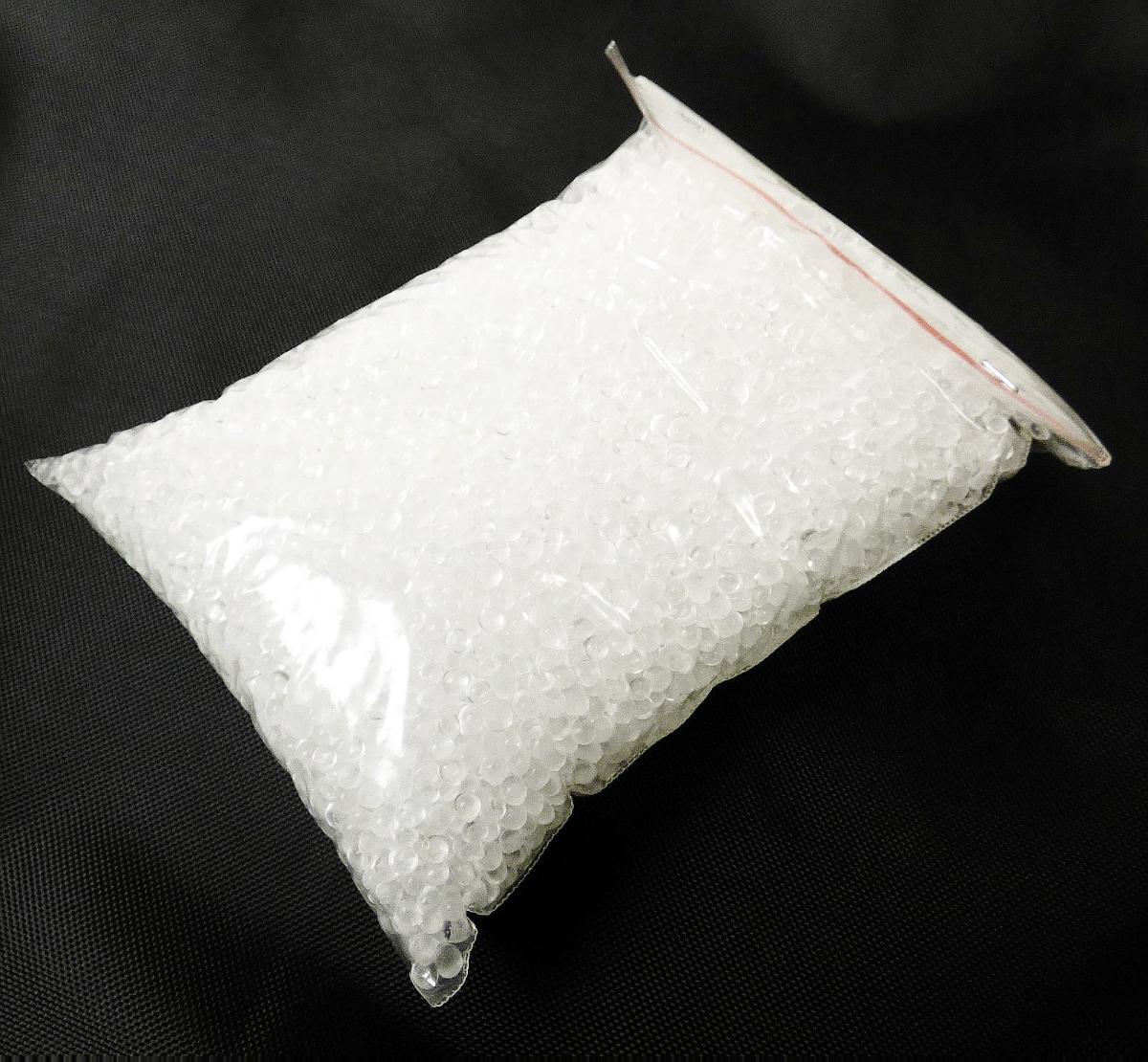 Den Angaben zufolge handelt es sich um ein transparentes, elastisches Granulat aus einem Styrol-Isopren-Blockcopolymer.

Es wurde kein aktuelles Warenmuster vorgelegt. Die Laboruntersuchungen eines für die vZTA DEBTI-14771/2018-1 eingereichten Warenmusters ergaben, dass es sich um einen synthetischen Kautschuk handelt.

Die Ware ist als anderer synthetischer Kautschuk in Primärform in den TARIC-Code 4002 9990 00 des Zolltarifs einzureihen.