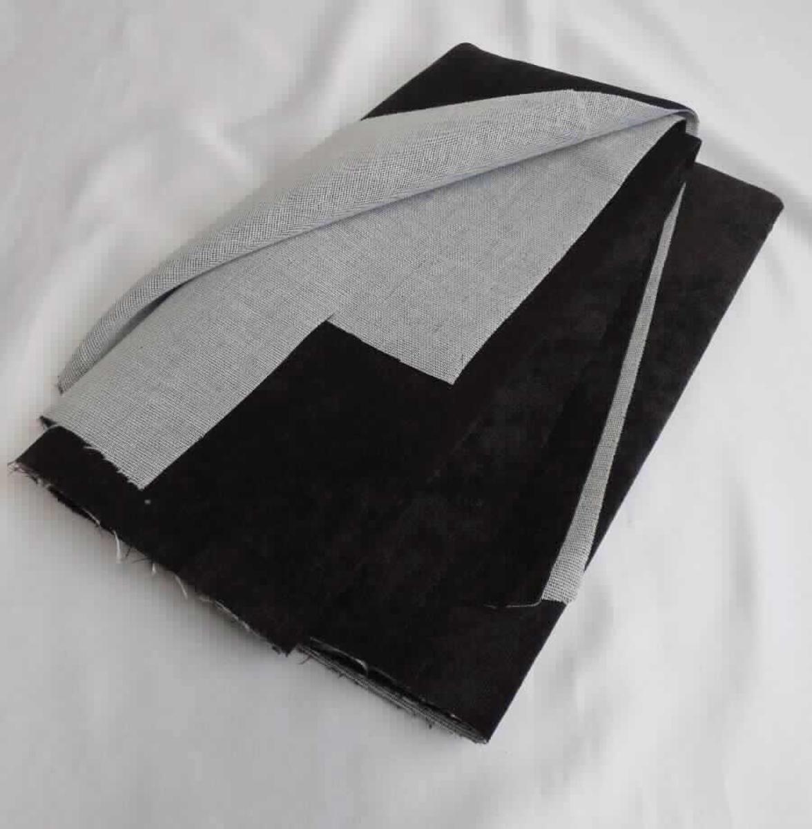 Textillaminat, sog. Möbelbezugsstoff, Foto siehe Anlage, 
- als Meterware, mit einer Breite von mehr als 30 cm, 
- laut Untersuchungsergebnis: 
- - aus zwei mit ihrer ganzen Fläche aufeinander liegenden und so miteinander durch Kleben verbundenen Lagen: 
- - - mit einer Oberlage (Schauseite): 
- - - - aus einem aufgeschnittenen Samtgewebe (Rippenschusssamt) aus synthetischen Chemiefasern, 
- - - mit einer Unterlage: 
- - - - aus einem einfarbigen Gewebe in Leinwandbindung, 
- - - - aus synthetischen Chemiefasern (laut Antrag Polyester), 
- das die Schauseite bildende Samtgewebe verleiht der Ware insbesondere im Hinblick auf die Verwendung als 
  Möbelbezugsstoff ihren wesentlichen Charakter.

"Samt, gewebt, keine Ware der Position 5802 oder 5806, aus Chemiefasern, Rippenschusssamt, aufgeschnitten"
