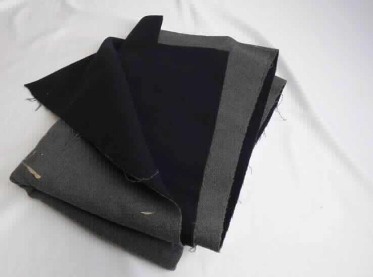 Textillaminat, sog. Möbelbezugsstoff, Foto siehe Anlage, 
- als Meterware, mit einer Breite von mehr als 30 cm, 
- laut Untersuchungsergebnis: 
- - aus zwei mit ihrer ganzen Fläche aufeinander liegenden und so miteinander durch Kleben verbundenen Lagen:
- - - mit einer Oberlage (Schauseite): 
- - - - aus einem buntgewebten, gerauten Gewebe in Musterbindung, 
- - - - - aus ungezwirnten, nicht hochfesten Kettgarnen aus synthetischen Filamenten (laut Antrag Polyester), 
- - - - - aus ungezwirnten, nicht hochfesten, melierten Schussgarnen aus synthetischen Mikro-Spinnfasern und 
          dickeren synthetischen Filamenten (alle laut Antrag Polyester), 
- - - - mit einem Gesamtanteil an: 
- - - - - synthetischen Filamenten von ca. 60 GHT, 
- - - - - synthetischen Spinnfasern von ca. 40 GHT, 
- - - mit einer Unterlage:
- - - - aus einfarbigen, gerauten Gewirken aus Chemiefasern, 
- das die Schauseite bildende Gewebe verleiht der Ware insbesondere im Hinblick auf die Verwendung als 
  Möbelbezugsstoff ihren wesentlichen Charakter.

"Gewebe aus Garnen aus synthetischen Filamenten, anderes als in den Unterpositionen 5407 10 bis 5407 84
 genannte, buntgewebt"