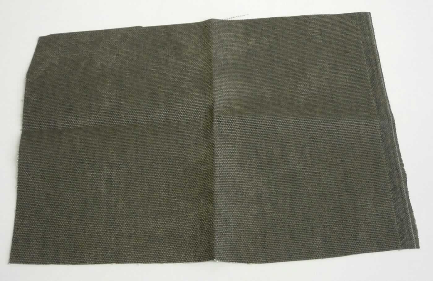 Gewebe, sog. Textil "Waxi washed Canvas", Mat.-Nr. 05869, Foto siehe Anlage,
- als Meterware,
- laut Untersuchungsergebnis:
-- aus 100 GHT Baumwolle,
-- mit einem Quadratmetergewicht von ca. 440 g,
-- gefärbt,
-- in Panamabindung (andere als Leinwand- oder Köperbindung)
-- das Gewebe ist mit Kunststoff (laut Antrag: Polyurethan) getränkt, das Tränken mit Kunststoff ist mit bloßem 
   Auge jedoch nicht wahrnehmbar.

"Gewebe aus Baumwolle, mit einem Anteil an Baumwolle von mehr als 85 GHT, mit einem Quadratmetergewicht 
 von mehr als 200 g, gefärbt, anderes als in den Unterpositionen 5209 3100 und 5209 3200 genannte"