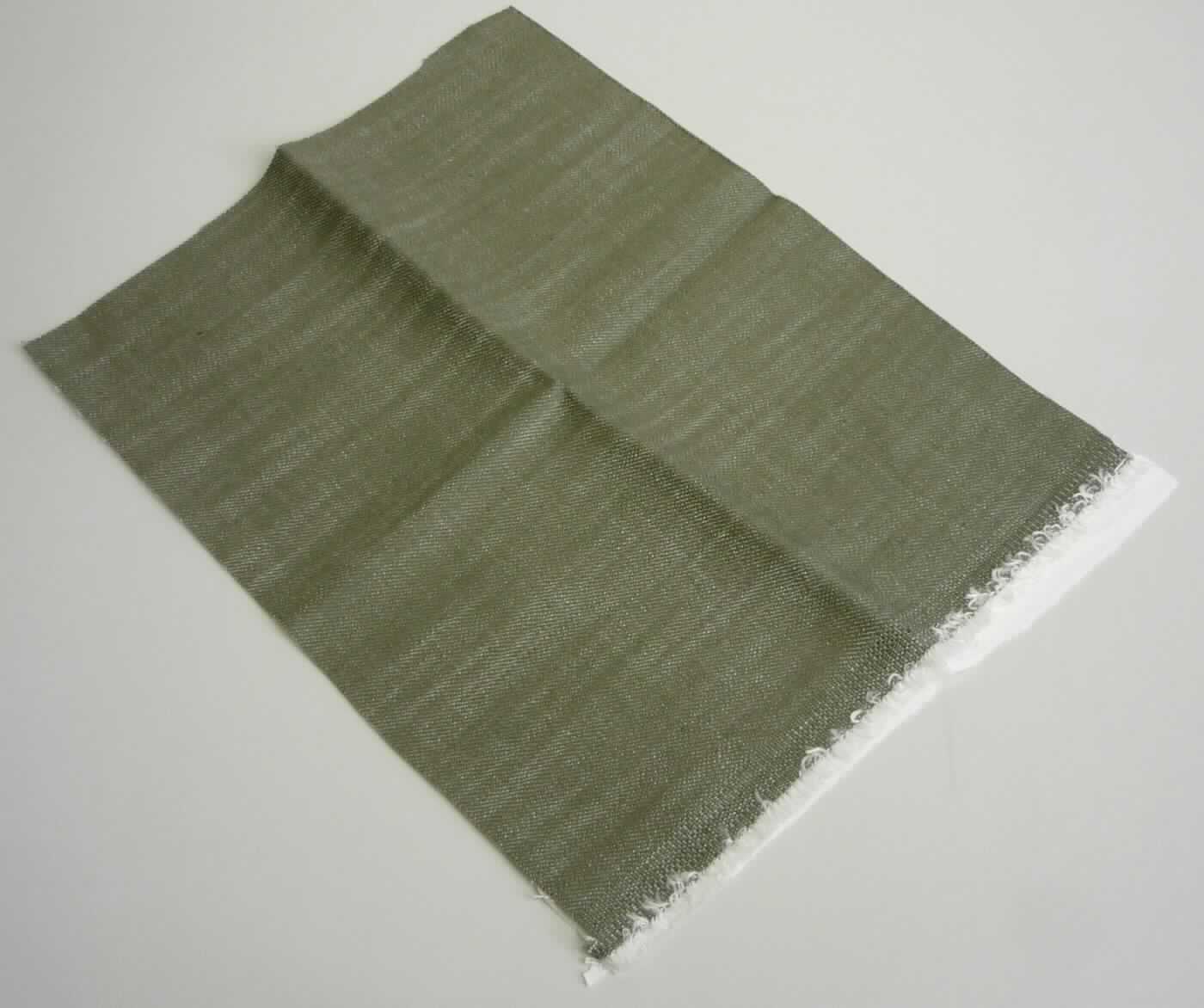 Textillaminat, Textil "Gasolina / Interlock", Mat.-Nr. 05364, Foto siehe Anlage,
- als Meterware, 
- laut Untersuchungsergebnis: 
-- aus zwei mit ihrer ganzen Fläche aufeinanderliegenden und durch Kleben miteinander verbunden Lagen:
--- mit einer oberen Lage (Schauseite):
---- aus gefärbten Kettgarnen aus Baumwolle und gebleichten Schussgarnen aus synthetischen Chemiefasern 
      (Polyester), 
---- mit einem Gesamtanteil an:
----- Baumwolle von ca. 63,8 GHT,
----- synthetischen Chemiefasern von ca. 36,2 GHT, 
---- mit einem Quadratmetergewicht von ca. 324 g,
---- buntgewebt,
---- Denim in 4-bindiger Kettköperbindung, 
---- nicht auf Handwebstühlen hergestellt,
--- mit einer Unterlage aus einem weißen Kuliergewirke aus synthetischen Chemiefasern,
- insbesondere im Hinblick auf die Verwendung verleiht das die Schauseite bildende Gewebe der Ware ihren 
  wesentlichen Charakter.

"Gewebe aus Baumwolle, mit einem Anteil an Baumwolle von weniger als 85 GHT, ausschließlich mit 
 Chemiefasern gemischt, mit einem Quadratmetergewicht von mehr als 200 g, buntgewebt, Denim, nicht auf 
 Handwebstühlen hergestellt"