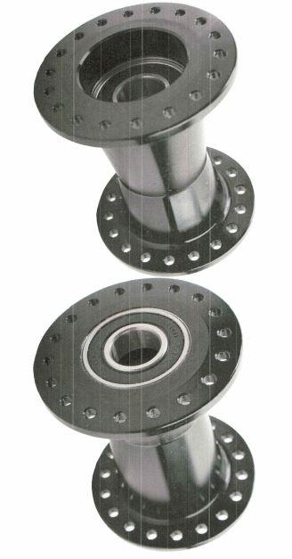 Nabe, U-NA-36-SE, Foto siehe Anlage,
- lt. Antrag:
- - mit einem Nabenkörper und einer zylindrischen Fläche aus Aluminium,
- - mit einem Außendurchmesser von insgesamt ca. 54 mm, einer Länge von ca. 63,5 mm
    und einem Achsdurchmesser von ca. 23 mm,
- - mit zwei Nabenflanschen mit jeweils 36 Bohrungen an den Seiten,
- wird in der Mitte eines Rades angebracht und dient der Befestigung der Speichen,
- da sich die Radnabe innerhalb des ABS XVII sowohl als erkennbarer Teil für
  Rollstühle als auch als erkennbarer Teil für Fahrräder darstellt und eine hauptsächliche
  Verwendungsmöglichkeit nicht ermittelt werden kann, ist sie der von den
  gleichermaßen in Betracht kommenden Unterpositionen (8714 20 / 8714 93) der in
  der Nomenklatur zuletzt genannten Unterposition zuzuweisen.

"Teil (Nabe) für Fahrräder der Position 8711 oder 8712, keine Bremsnabe"