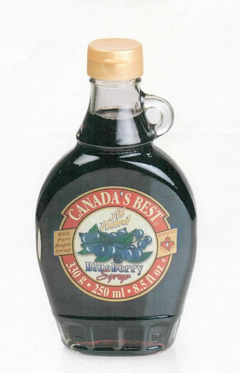 Blaubeer-Sirup

Beschaffenheit des vorgelegten Warenmusters:
Flache, bauchige, vorder- und rückseitig etikettierte Glasflasche mit kleinem Henkel und goldfarbenem Kunststoffdeckel; auf den Etiketten die Warenbezeichnung (Blaubeer-Sirup) sowie Angaben zu den Zutaten, zum Nährwert, zum Verwendungszweck (zum Herstellen von Getränken, zum Aromatisieren von Kaffee, zum Verfeinern von Backwaren und Desserts) und zur Inhaltsmenge (330 g / 250 ml).
Inhalt: Dunkelrote, leicht braunstichige, klare, sirupöse, nicht unmittelbar trinkbare Flüssigkeit; Geruch fruchtig, aromatisch, nach Heidelbeeren; Geschmack süß, etwas herb, säuerlich, fruchtig, nach Heidelbeeren; anleitungsgemäßes Verdünnen mit Wasser (1,5 Teile Sirup + 6 Teile Wasser) ergibt ein Blaubeersaftgetränk.

Extrakt (refraktometrisch, 20 °C): 67,0° Brix
Zuckergehalt gemäß ZAnm 2a zu Kap 20: 63,6 GHT
Zugesetzter Zucker gemäß ZAnm 5a zu Kap 20: mehr als 50 GHT 
Alkohol*: nicht enthalten
Saccharose, einschließlich Invertzucker und Isoglucose als Saccharose berechnet (HPLC): 60 GHT bis weniger als 65 GHT
Milchfett, Milchprotein*: nicht enthalten 
Stärke/Glucose*: weniger als 5 GHT
Saccharose/Invertzucker/Isoglucose**: 50 bis weniger als 70 GHT
*: gemäß Angaben des Herstellers 
**: gemäß VO (EG) 900/2008

Lebensmittelzubereitung anderweit weder genannt noch inbegriffen, mehr als 5 GHT Saccharose enthaltend, kein Milchfett enthaltend, mit einem Gehalt an Saccharose (einschließlich Invertzucker als Saccharose berechnet) oder Isoglucose (als Saccharose berechnet) von weniger als 70 GHT jedoch mehr als 60 GHT, mit einem Gehalt an zugesetztem Rohr- oder Rübenzucker der Unterpositionen 1701 91 bis 1701 99 der KN von weniger als 65 % des Nettogewichts, Blaubeersirup; kein Erzeugnis der Position 2009 der KN, da weniger als 50 GHT Fruchtsaft enthaltend.
