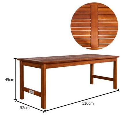 Es handelt sich bei der sog. "Garten-Sitzgruppe Atlas“ um eine Warenzusammenstellung in Aufmachung für den Einzelverkauf, bestehend aus

- einer Sitzbank aus Holz; 113 x 75 x 77 cm (L x B x H),
- zwei Stühlen aus Holz, 50 x 75 x 77 cm (L x B x H) und
- einem Tisch aus Holz; 110 x 52 x 45 cm.

Die Sitzmöbel sind mit passgenauen, lose aufgelegten Sitz- und Rückenkissen ausgestattet.

Ein Esstisch liegt auf Grund der geringen Höhe nicht vor.

Der Charakter der Warenzusammenstellung wird aufgrund der Anzahl und im Hinblick auf die Verwendung von den Sitzmöbeln bestimmt. Die Erzeugnisse sind dazu bestimmt, auf den Boden gestellt zu werden und dienen der Ausstattung von z.B. Terrassen.

Die noch nicht zusammengesetzte, verpackte Warenzusammenstellung ist als "anderes als von der Position 9402 erfasstes Sitzmöbel, nicht von den Unterpositionen (HS) 9401 10 bis 9401 59 erfasst, mit Gestell aus Holz, gepolstert" einzureihen.