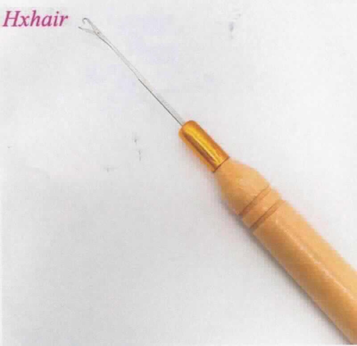 Es handelt sich um sog. Knüpfhaken, bestehend aus einem länglichen, stabförmigen Erzeugnis aus Stahl, dessen vorderes, verjüngtes Ende hakenförmig ausgearbeitet und mit einer beweglichen Zunge zum Schließen des Hakens ausgestattet ist. Das andere Ende ist mit einem Griff aus Holz mit rundem Durchmesser verbunden. Der Übergang zum Griff ist mit einer zylindrischen Abdeckung aus Aluminium versehen. Die Erzeugnisse dienen zum Knüpfen 
z. B. von Haarteilen oder Teppichen.
Die unedlen Metalle bestimmen insbesondere im Hinblick auf die Bedeutung für die Verwendung den Charakter der aus verschiedenen Stoffen zusammengesetzten Waren. Stahl herrscht gegenüber Aluminium gewichtsmäßig vor.
- Antragstellerangaben - 

Abbildung siehe Anlage.

Derartige Erzeugnisse gehören als "den Häkelnadeln ähnliche Waren, zum Handgebrauch, aus Stahl" zum TARIC-Code 7319 90 90 00.