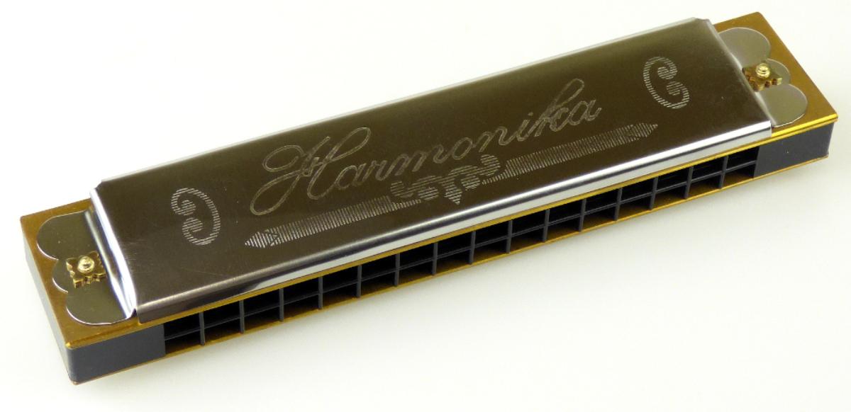 Es handelt sich um eine ca. 13 cm lange Mundharmonika, Artikel UC072, die aus einem Kanzellenkörper mit 16 Blasöffnungen (Kanzellen für unterschiedliche Töne) und einer Stimmplatte mit Stimmzungen aus Metall besteht.
Auf beiden Seiten (oberer und unterer Deckel) befindet sich eine Gravur (Harmonika).

Das zum Musizieren geeignete und sich somit als Musikinstrument darstellende Erzeugnis ist in einem bedruckten Pappkarton verpackt.

Die Ware ist als "Blasinstrument, andere als Orchestrien und Drehorgeln, kein Blechblasinstrument, Mundharmonika" einzureihen.