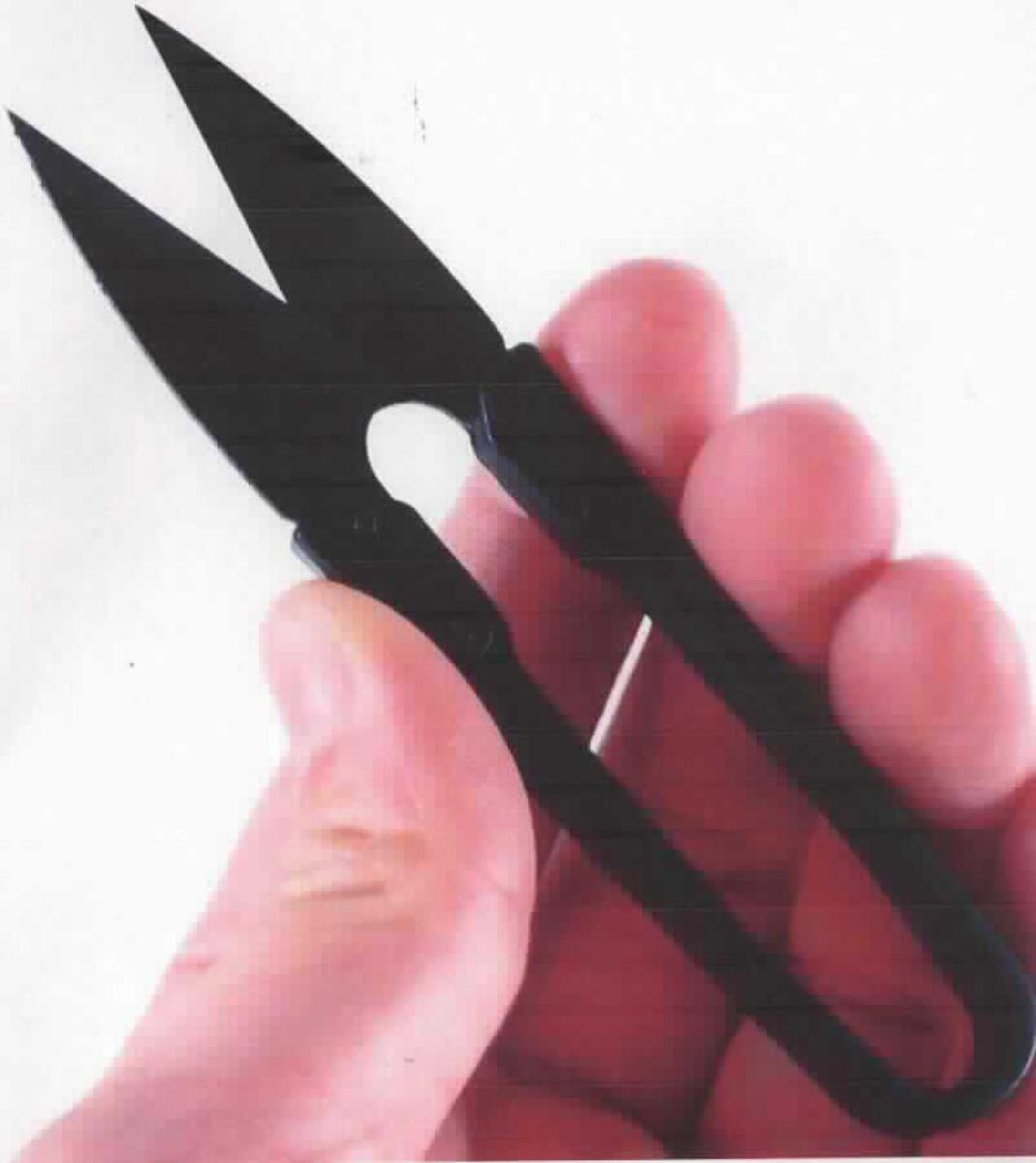 "Schere";

- bestehend aus zwei Schneidklingen aus unedlem Metall, mit einem u-förmig gebogenen 
  Griff, der mit einer Federung versehen ist 

- keine konkave oder konvexe Schneide und keine große Schneidkraft aufweisend

- zum Schneiden, indem die Klingen durch Drücken am u-förmig gebogenen Griff 
  zusammengedrückt werden 

Abbildung siehe Anlage.

Derartige Erzeugnisse gehören als "Scheren mit arbeitendem Teil aus unedlem Metall" 
zum TARIC-Code 8213 0000 00.