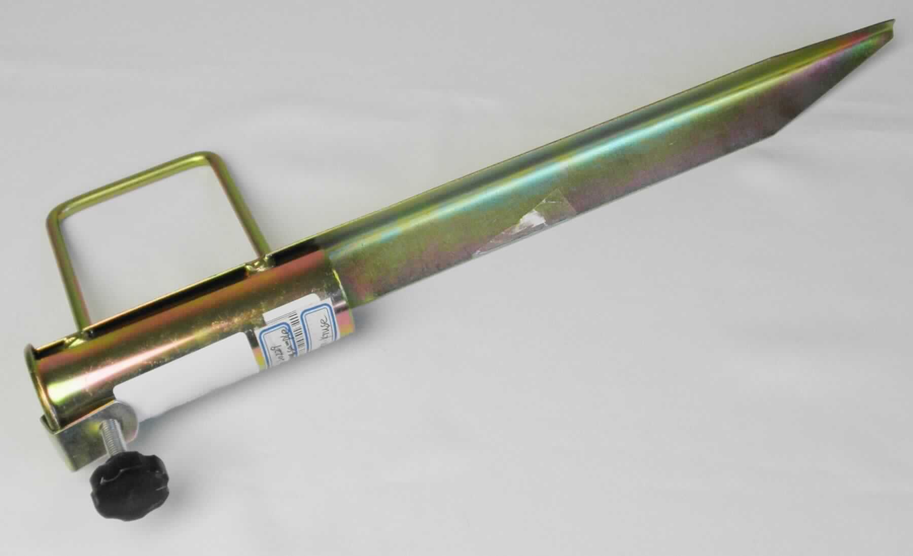 Schirmständer, sog. Sonnenschirmhalter, Art.-Nr. 20229, Abbildung siehe Anlage,
- bestehend aus einem in die Erde einzuschlagenden Hering aus unedlem Metall, 
- einem am oberen Teil des Härings angeschweißtem Rohr aus unedlem Metall,
- - zur Aufnahme des Sonnenschirm-Stocks, 
- - mit einer Länge von ca. 13 cm und einem Durchmesser von ca. 3,8 cm,
- - mit einer Stellschraube, mit der der Durchmesser entsprechend verengt werden kann,
- aus laut Antrag Messing,
- erkennbar als Zubehör für Sonnenschirme bestimmt.

"Zubehör für Waren der Positionen 6601 und 6602 (Schirmständer)"