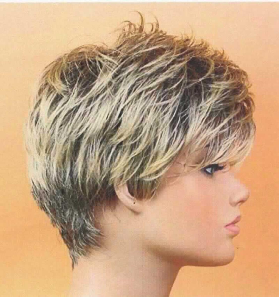 Perücke, sog. Synthetikperücke, Foto siehe Anlage,
- in Form einer vollständigen Perücke; bestehend:
- - aus unterschiedlich (braun und blond) gefärbten "Haaren",
- - - aus laut Antrag synthetischen Spinnstoffen,
- - - gleichgerichtet an Tressen befestigt,
- - einer Montur,
- - - aus unterschiedlich strukturierten Gewirken aus Spinnstoffen; im Vorderkopfbereich flächig, ansonsten bänder-
      artig gearbeitet,
- - - im hinteren Bereich mit einem elastischen Band mit Verschluss ausgestattet (somit der Kopfgröße anpassbar),
- die Tressen sind lamellenartig an den Bändern der Montur befestigt (verstrebt),
- sorgfältig gearbeitet; kann zum persönlichen Bedarf oder auf der Bühne verwendet werden, damit kein Faschings-
  artikel der Position 9505,
- mit einem Etikett versehen und in einem mit einem Firmenlogo bedruckten Pappkarton verpackt.

"Vollständige Perücke, aus synthetischen Spinnstoffen"