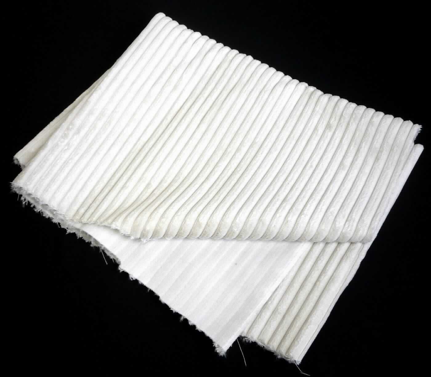 Samtgewebe, sog. Möbelbezugsstoff, Foto siehe Anlage,
- als Meterware, mit einer Breite von mehr als 30 cm,
- laut Untersuchungsergebnis:
-- aus synthetischen Chemiefasern (laut Antrag 85 % Polyester und 15 % Polyamid),
-- Rippenschusssamt,
-- aufgeschnitten.

"Samt, gewebt, keine Ware der Position 5802 oder 5806, aus Chemiefasern, Rippenschusssamt, aufgeschnitten"