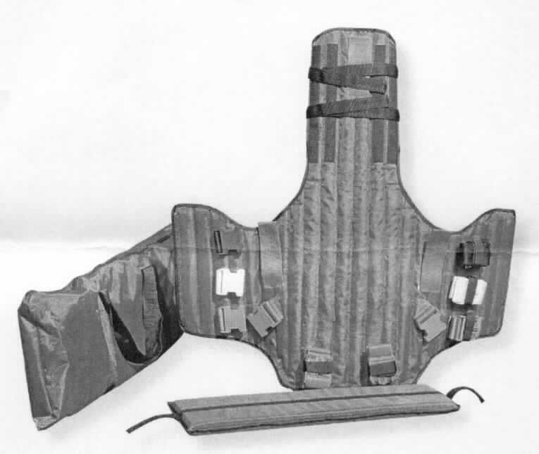 Sog. Rettungskorsett, Artikelnummer N5 00111 B, in Form eines Korsetts aus Nylon mit eingenähten formstabilen Stäben und farblich gekennzeichneten Gurtriemen, noch nicht zusammengesetzt mit einem formbaren Nackenkissen zur Polsterung im HWS-Bereich sowie einem gepolsterten Stirn- und einem Kinngurt zur Fixierung des Kopfes am Korsett. Die Vorrichtung dient zur Ruhigstellung der Wirbelsäule oder - bei umgekehrter Anlage - der Stillegung eines Beines oder des Beckens bei Frakturverdacht im Rahmen der Bergung eines Patienten im Rettungswesen.
Alle Bestandteile sind in einer passend zugeschnittenen Nylontasche mit Reißverschluss und zwei Tragegriffen verpackt.
Zur äußeren Form siehe Abbildung in Anlage.

Die Ware wird als "Schienen und andere Vorrichtungen zum Behandeln von Knochenbrüchen" eingereiht.