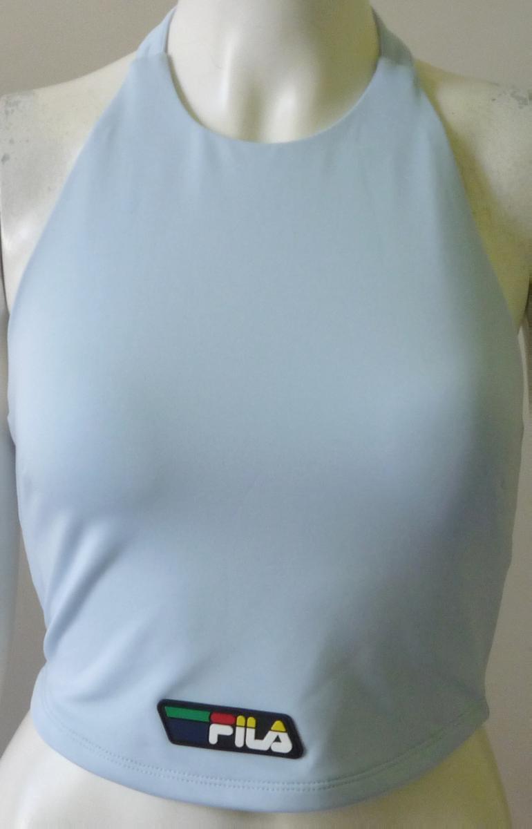 Pulloverähnliches Kleidungsstück, Größe S, Foto siehe Anlage,
- doppelt gearbeitet, aus ca. 0,8 mm dicken, einfarbigen Gewirken aus laut Antrag 88 % Polyester
  und 12 % Elasthan (beides synthetische Chemiefasern); u. a. aufgrund der Gesamtdicke von ca.
  1,6 mm kein Unterziehpulli und auch keine Kleidung der Positionen 6106 und 6109,
- über die Taille reichend (Rückenlänge: ca. 42 cm); hinten gerade, vorn abgerundet und bis zu
  ca. 3,2 cm länger gearbeitet,
- vorn mit einem runden Halsausschnitt, hinten mit zwei ca. 2 cm breiten, der Halslinie folgenden, 
  an den Enden zu Schlaufen genähten "Trägern", die im Nacken mit einem eingearbeiteten
  Hakenverschluss aus unedlem Metall geschlossen werden können (sog. Neckholder),
- mit Brustabnähern, somit erkennbar Frauenkleidung,
- schulterfrei und ärmellos; hinten nur den unteren Teil des Rückens bedeckend,
- vorn mit einem aufgenähten Kunststoffetikett versehen,
- am unteren Rand durch Umschlagen und Festnähen gesäumt.

"Pulloverähnliches Kleidungsstück, aus Gewirken, aus Chemiefasern, kein Unterziehpulli, für Frauen"
