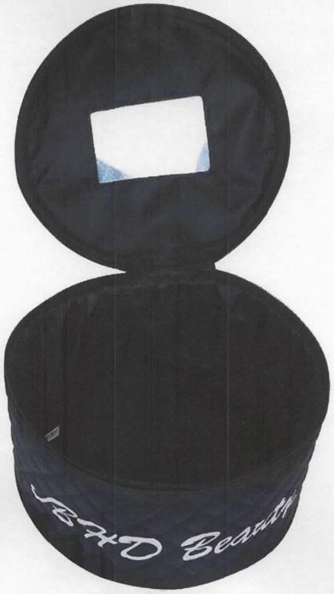 Kosmetikkoffer, sog. Tasche mit integriertem Spiegel, Foto siehe Anlage,
- mit einer Außenseite aus abgesteppt gearbeiteten Geweben aus Spinnstoffen,
- mit einem Handtragegriff ausgestattet,
- mit einem formstabilen, ovalen Korpus,
- mit einem unterhalb des oberen Randes umlaufenden Reißverschluss zu schließen,
- der aufklappbare Deckel ist mit einem kleinen eingesteckten Spiegel ausgestattet,
- gefüttert; mit einem Einsteckfach mit Klettverschluss am Rand,
- in den Abmessungen von ca. 21 cm (Breite) x 20 cm (Tiefe) x 11,5 cm (Höhe),
- ohne Hinweise auf Handarbeit.

"Kosmetikkoffer, mit einer Außenseite aus Spinnstoffen, nicht handgearbeitet"