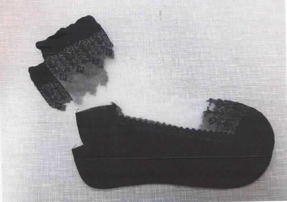 Socken, in Erwachsenengröße, Foto siehe Anlage,
- aus bis zu ca. 1 mm dicken, musterbildend in Ausbrennertechnik bedruckten Gewirken aus laut Antrag synthe-
  tischen Chemiefasern,
- schlauchförmig abgepasst gewirkt und an den Fußspitzen durch Zusammennähen konfektioniert; mit ausge-
  arbeiteter Ferse, 
- am oberen Rand mit einem ca. 2,5 cm breiten, elastischen Abschluss versehen,
- die Knöchel bedeckend, nicht bis zur Mitte der Wade reichend (somit keine Kniestrümpfe oder Strümpfe für
  Frauen).

"Socken, aus Gewirken, aus synthetischen Chemiefasern"