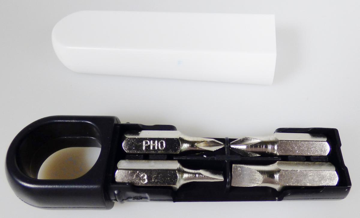 "Schrauben-Dreher-Set";
Warenzusammenstellung in Aufmachung für den Einzelverkauf, bestehend aus

- einem noch nicht zusammengesetzten Schraubendreher in Form eines Kunststoffgehäuses
  (= Handgriff) mit Innensechskantaufnahme und einem Schraubendrehereinsatz, aus Stahl (Bit)

- - einem darin eingesetzten, ausziehbaren Kunststoffmagazin, welcher der Aufnahme von
    Bits dient und eine nahezu ovale Öse aufweist, speziell zur Aufnahme der Bits gestaltet und
    zum dauernden Gebrauch geeignet

- - mit einem im Kunststoffgehäuse fest verbauten Magneten

- drei weiteren Bits in verschiedenen Größen aus Stahl (Pos. 8207)

- Abmessungen ca. 80 x 30 x 20 mm

- zum Lösen oder Festziehen von Schrauben

- in einem Polybeutel verpackt

- die Ware der Pos. 8205 bestimmt den Charakter der Warenzusammenstellung

Abbildung siehe Anlage.

Derartige Erzeugnisse gehören als "Handwerkzeuge, anderweit weder genannt noch inbegriffen, Schraubenzieher (Schraubendreher), mit arbeitendem Teil aus unedlem Metall" zur Codenummer 8205 4000 00 0 des Zolltarifs.