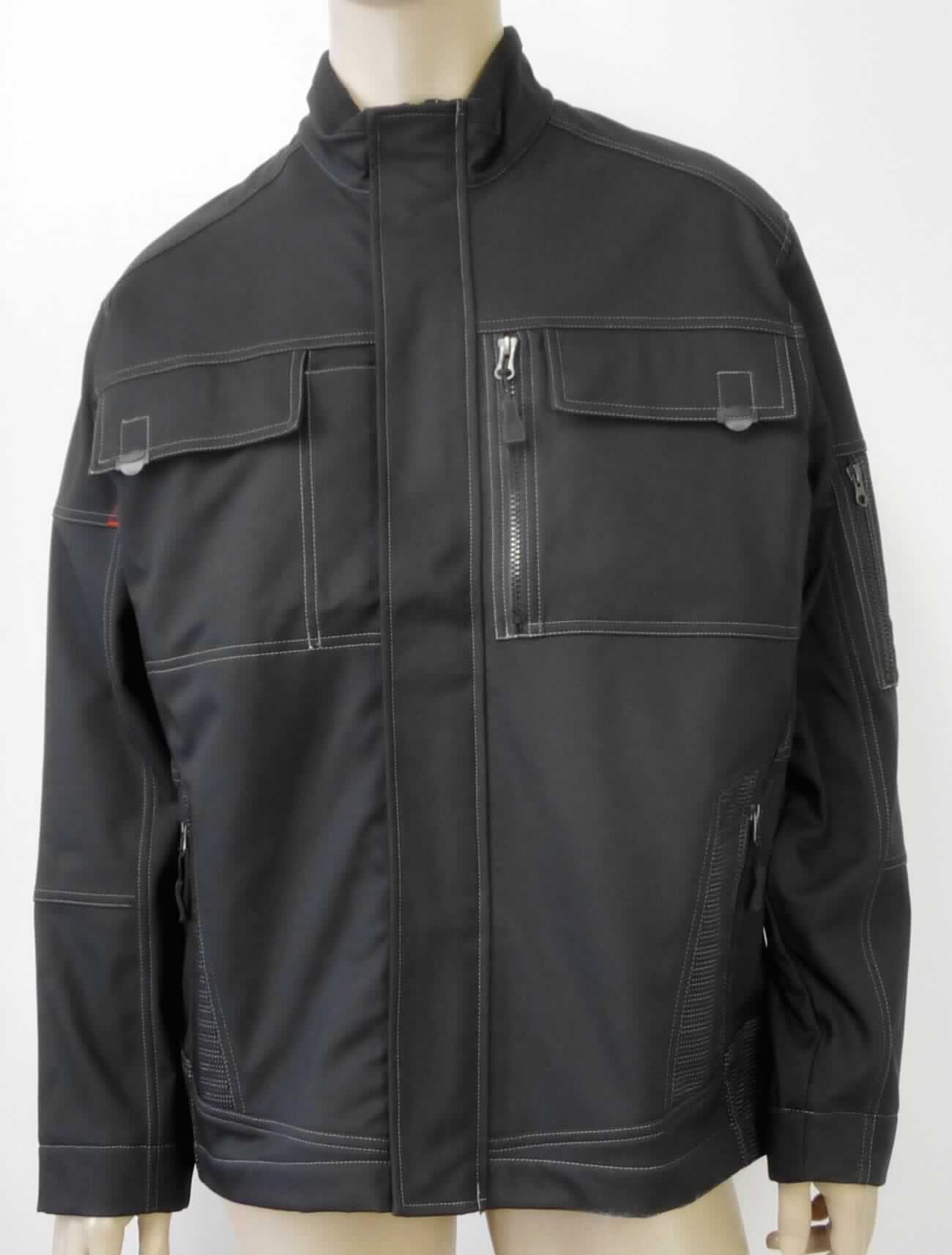 Windjackenähnliches Kleidungsstück, sog. Arbeitsjacke Softshell, Art. 1874-572/32, Größe L, Foto siehe Anlage,
- aus ca. 1,1 mm dicken, dreilagigen Flächenerzeugnissen der Position 5903 mit einer Außenlage aus einfarbigen
  Geweben, einer Zwischenlage aus einer Folie aus Kunststoff (laut Antrag aus Polyurethan) und einer Innenlage
  aus einfarbigen, einseitig gerauten Gewirken sowie mit geringfügigen Einsätzen aus ca. 0,7 mm dicken,
  buntgewebten Geweben; alle Flächenerzeugnisse aus laut Antrag 100 % Polyester (synthetische Chemiefasern),
- über die Taille reichend (Rückenlänge: ca. 75 cm), 
- mit einem Stehkragen, 
- vorn mit einer durchgehenden Öffnung mit einem bis in die Kragenspitzen reichenden Reißverschluss, verdeckt
  von einer Patte mit Druckknopfverschluss von links über rechts (Männerkleidung),
- mit langen Ärmeln, an den Ärmelenden mit eingenähten, verengenden Bündchen; am linken Ärmel mit einer 
  eingesetzten Tasche mit Reißverschluss,
- vorn mit drei Taschen im Brustbereich und zwei Taschen unterhalb der Taille, zwei davon mit Patte und 
  Druckknopf- bzw. Klettverschluss und drei davon mit Reißverschluss,
- am unteren Rand gesäumt,
- u. a. keine Einreihung als Arbeits- und Berufskleidung, da innerhalb der Position 6210 keine Unterposition für
  Arbeits- und Berufskleidung vorgesehen ist, 
- wird im Allgemeinen über jeder anderen Kleidung und zum Schutz gegen das Wetter getragen, somit keine
  Jacke,
- insbesondere im Hinblick auf das äußere Erscheinungsbild verleihen die Gewebe der Außenlage des
  Flächenerzeugnisses der Position 5903 der Ware ihren wesentlichen Charakter.

"Kleidung (windjackenähnliches Kleidungsstück), aus Erzeugnissen der Position 5903, aus Geweben, für 
 Männer"