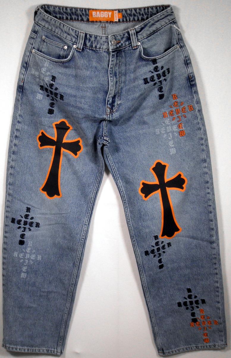Lange Hose, Hose für Männer aus Geweben, Style 10740907690, Größe 32, Foto siehe Anlage,
- aus ca. 1 mm dicken, buntgewebten, köperbindigen Denimgeweben aus laut Antrag 100 % Baumwolle; 
  mit einem Quadratmetergewicht von augenscheinlich mehr als 200 Gramm,
- in der Taille abschließend; mit einem ca. 4 cm breiten, angesetzten Bund mit Gürtelschlaufen,
- vorn mit einer Öffnung mit Reißverschluss und überlappender Patte von links auf rechts (Männer-
  kleidung), die im Taillenbund mit einem Knopf geschlossen wird,
- vorn mit zwei eingesetzten, offenen Taschen und einer aufgesetzten, kleinen Tasche sowie mit zwei 
  aufgesetzten, offenen Gesäßtaschen,
- mit knöchellangen Hosenbeinen, 
- laut Antrag nach dem Zuschneiden mit großflächigen Aufdrucken sowie aufgestickten Schriftzügen
  verziert,
- an den Beinabschlüssen durch Umschlagen und Festnähen gesäumt,
- keine Arbeits- und Berufskleidung.

"Lange Hose, aus Geweben, für Männer, aus Baumwolle, keine Arbeits- und Berufskleidung, aus Denim"