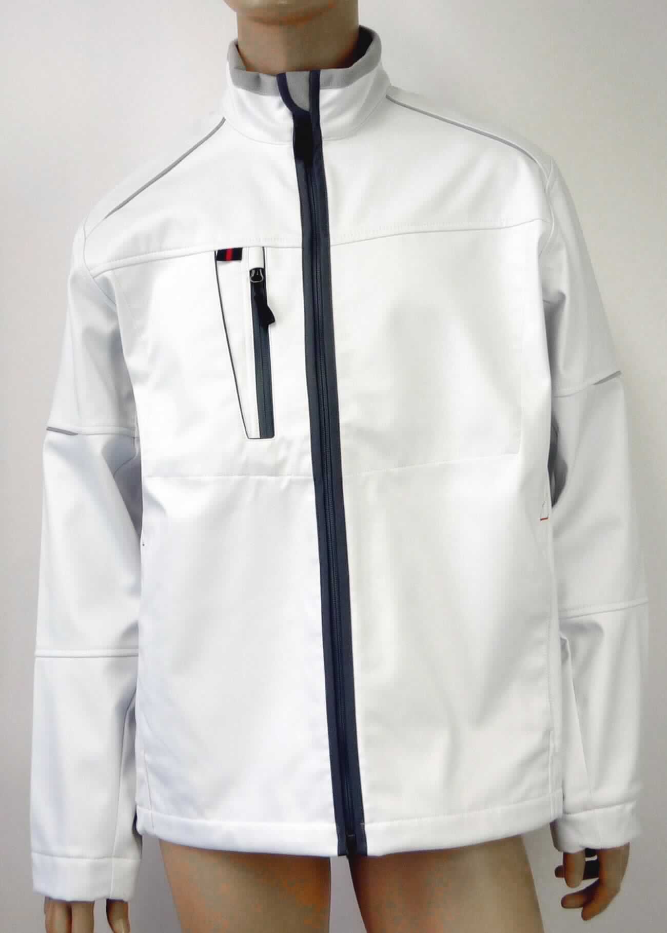 Blouson, sog. Softshelljacke, Art. 1868-572/21, Größe M, Foto siehe Anlage,
- aus ca. 1,1 mm dicken, dreilagigen Flächenerzeugnissen der Position 5903 mit einer Außenlage aus einfarbigen
  Geweben, einer Zwischenlage aus einer Folie aus Kunststoff (laut Antrag: Polyurethan) und einer Innenlage aus
  einfarbigen, einseitig gerauten Gewirken; beide Flächenerzeugnisse aus laut Antrag 100 % Polyester
  (synthetische Chemiefasern),
- über den Schritt reichend (Rückenlänge: ca. 76 cm), 
- mit einem Stehkragen, 
- vorn mit einer durchgehenden Öffnung mit einem bis in die Kragenspitzen reichenden Reißverschluss, am 
  Kragenrand mit einer kurzen Überlappung von links über rechts (Männerkleidung),
- mit langen Ärmeln, die über den unteren Rand des Kleidungsstücks hinausreichen; an den Ärmelenden mit 
  eingenähten, verengenden Bündchen,
- vorn mit einer eingesetzten Tasche im Brustbereich und mit zwei eingesetzten Taschen unterhalb der Taille, alle
  mit Reißverschluss,
- am unteren Rand mit einem Tunnelzug zu verengen,
- erfüllt die Merkmale zur Einreihung als Blouson, somit keine Jacke,
- die Gewebe der Außenlage verleihen dem Flächenerzeugnis insbesondere im Hinblick auf das äußere 
  Erscheinungsbild seinen wesentlichen Charakter.

"Kleidung (Blouson), aus Erzeugnissen der Position 5903, aus Geweben, für Männer"
