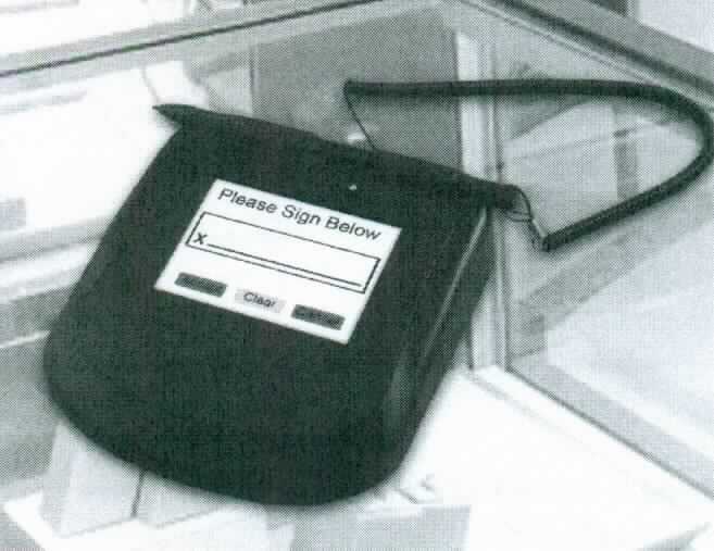 Eingabegerät, sog. Unterschriften-Terminal "uSign 300" (VPN: IDUB-015500), in Form einer kombinierten Maschine aus Monitor und Eingabeeinheit, deren Haupttätigkeit in der Erfassung der Bewegungen eines Stiftes oder Fingers, dem Umsetzen in XY-Positionsdaten sowie dem Auslösen von Steuerbefehlen besteht. Das Erzeugnis besteht im Wesentlichen aus einer mit aktiven und passiven Bauelementen bestückten, gedruckten Schaltung in einem 13 x 14,6 x 4 cm großen Gehäuse mit 3,5'' Monitor mit berührungsempfindlicher Oberfläche, Status-LEDs sowie festangebrachtem Kabel mit USB-Schnittstelle. An der Oberseite des Gerätes ist ein passiver Eingabestift festgebunden. Das Eingabegerät ist an die Zentraleinheit automatischer Datenverarbeitungsmaschinen anschließbar und in der Lage, Daten in einer vom System verwendbaren Form zu liefern und zu empfangen.

Die Ware wird als "Eingabeeinheit für automatische Datenverarbeitungsmaschinen, keine Tastatur" eingereiht.

Anlage: 1 Abbildung
