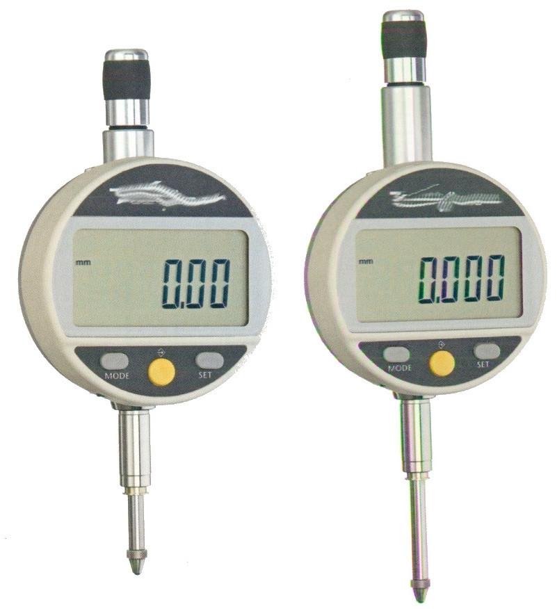 Sog. digitale Messuhr MD und FMD, im Wesentlichen bestehend aus einem kreisrunden Gehäuse mit einem Durchmesser von 58 mm, einer LCD-Anzeige mit einer Messspanne je nach Modell von 12,5 mm oder 25 mm und einer Teilung von 0,01 mm oder 0,001 mm, einer 3 V Lithium Batterie, RS 232 oder USB-Anschluss, einem beweglichen Messeinsatz mit Messtaster und einem darüber liegenden Einspannschaft mit einem Durchmesser von 8 mm (h6) durch welchen die Messuhren in Messstative oder Messbügel für genauere Messergebnisse eingespannt werden können. Die Längsbewegung des Messbolzens wird durch ein induktives Messsystem erfasst und digital auf der LCD-Anzeige angezeigt.

Die Messuhren dienen zum Messen und Prüfen geometrischer Größen in verschiedenen industriellen Anwendungsbereichen.

Die Ware wird als "Gerät zum Messen oder Prüfen geometrischer Größen, in Kapitel 90 anderweit weder genannt noch inbegriffen, anderes als von den Unterpositionen (KN) 9031 1000 bis 9031 4990 erfasst" eingereiht.